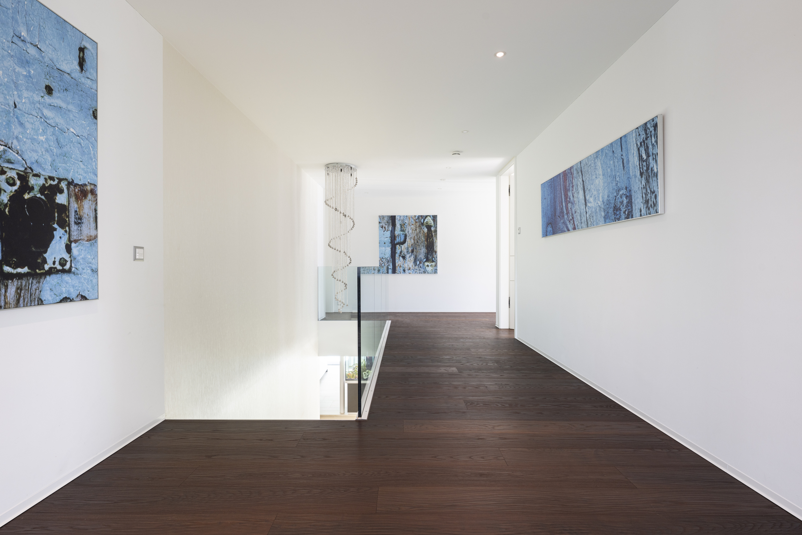 Moderner Flur mit Kunstwerken und Galeriegeländer