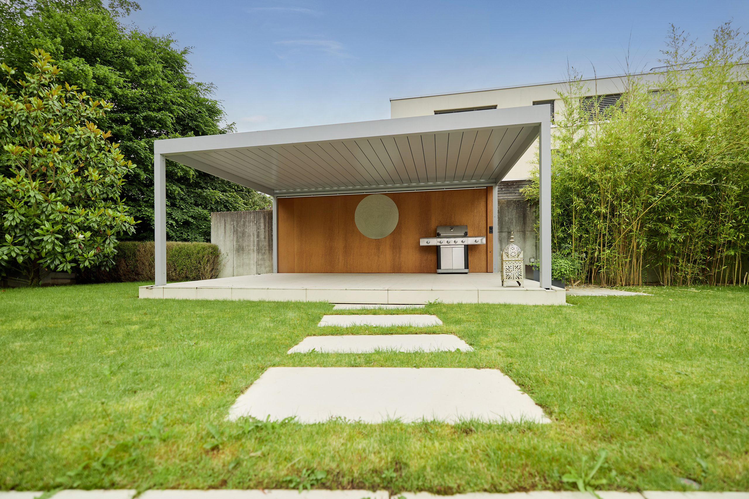 Moderner Gartenpavillon mit Außenküche