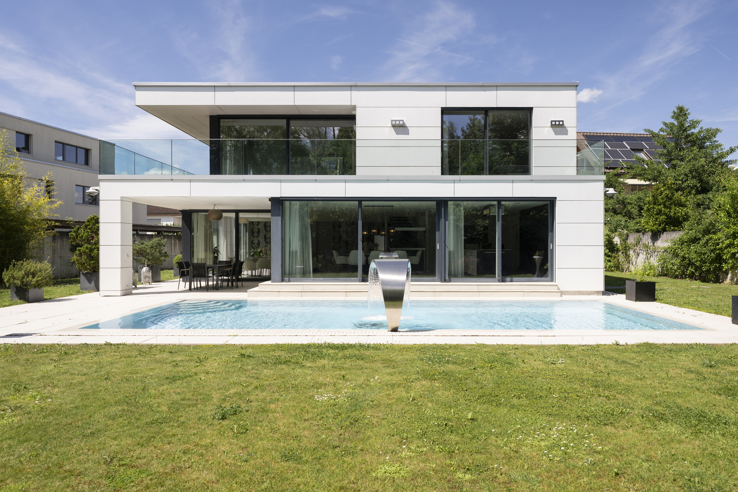 Moderner Neubau mit Pool und Garten