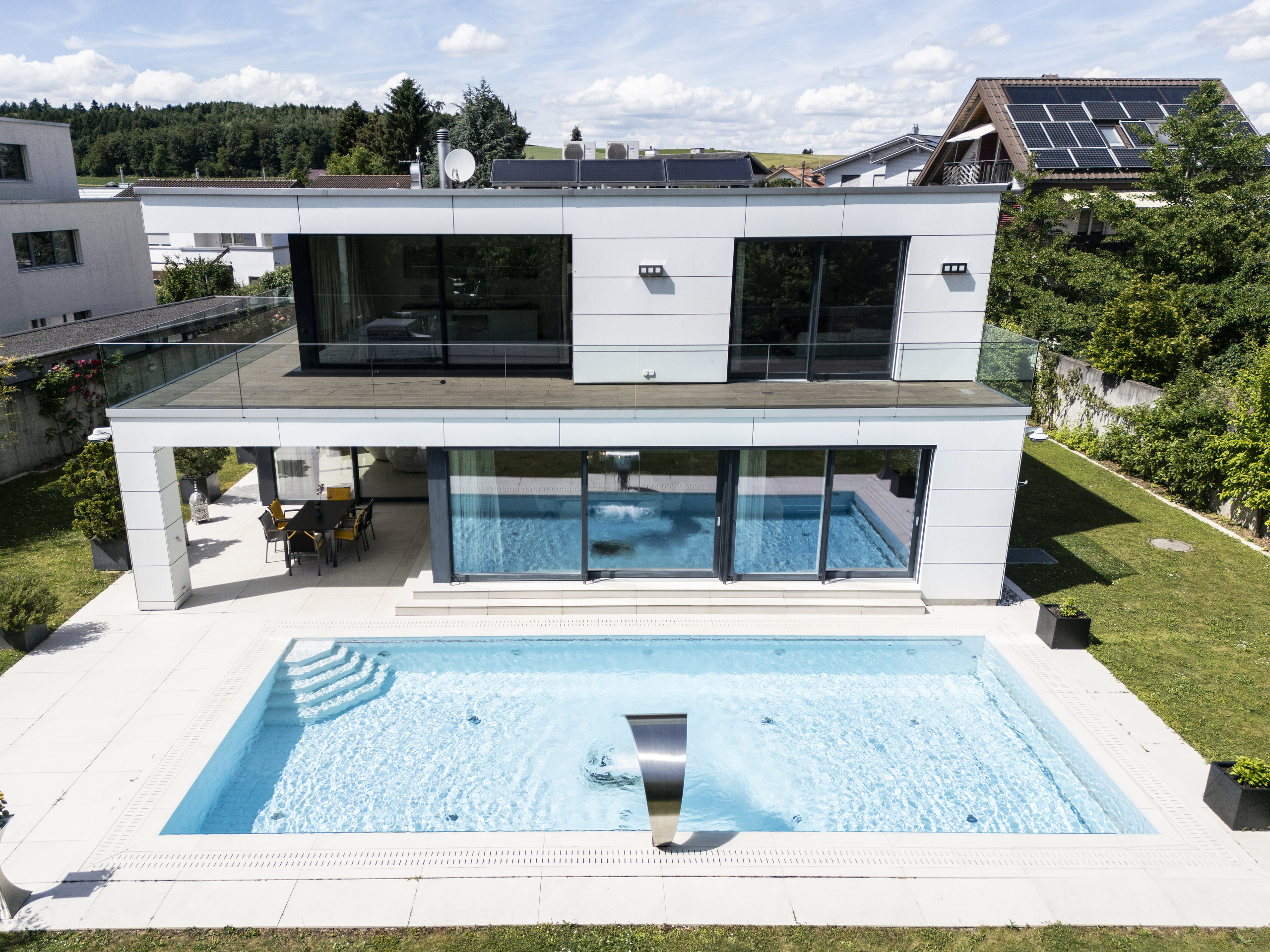 Modernes Haus mit Pool und Dachterrasse