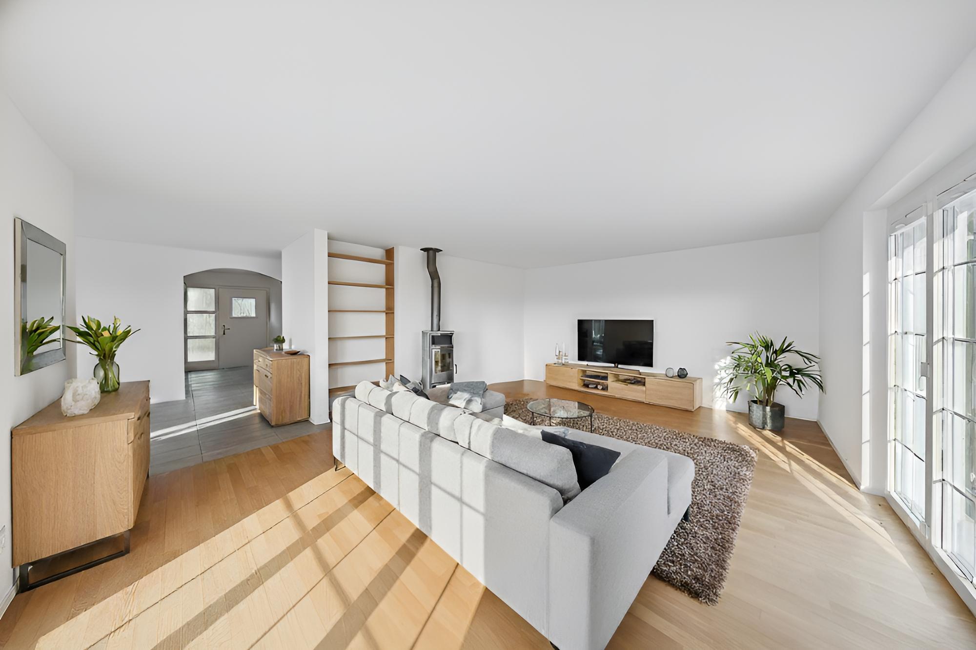 Helles, modernes Wohnzimmer mit Kamin