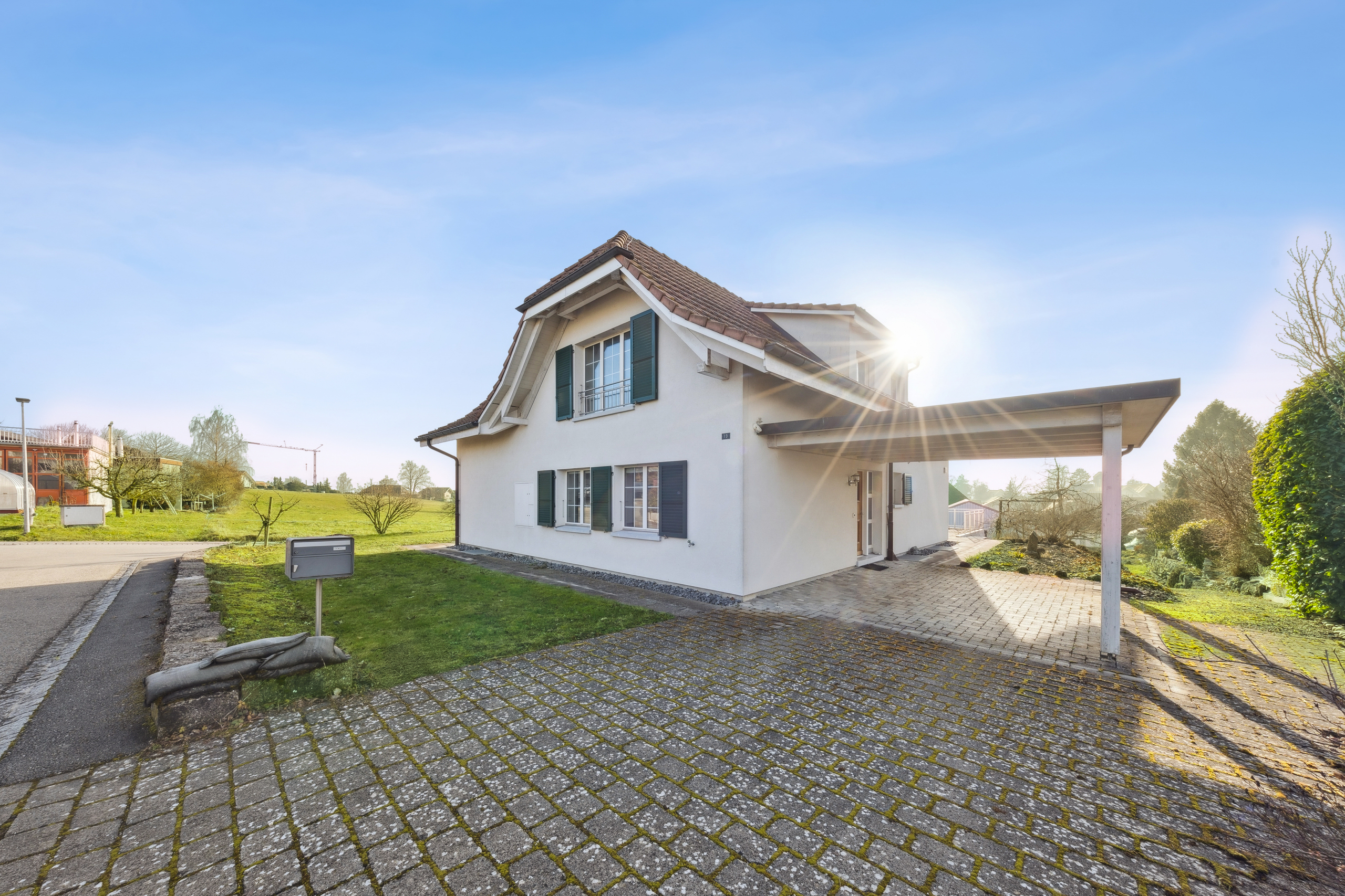 Einfamilienhaus mit Einfahrt und Carport
