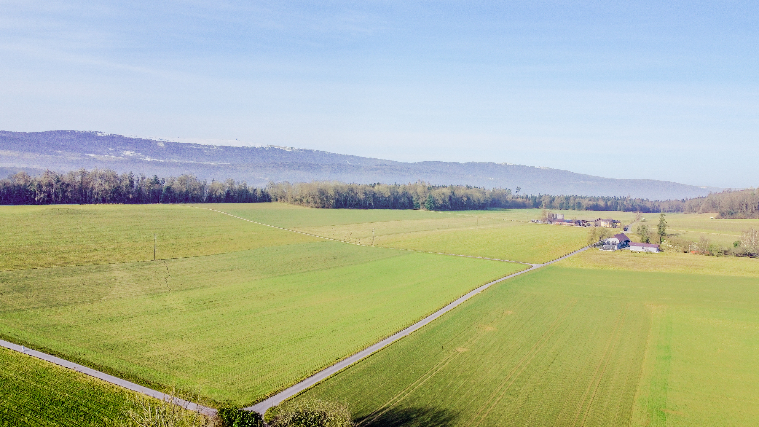 Landschaftsaufnahme mit Feldern und Bergen