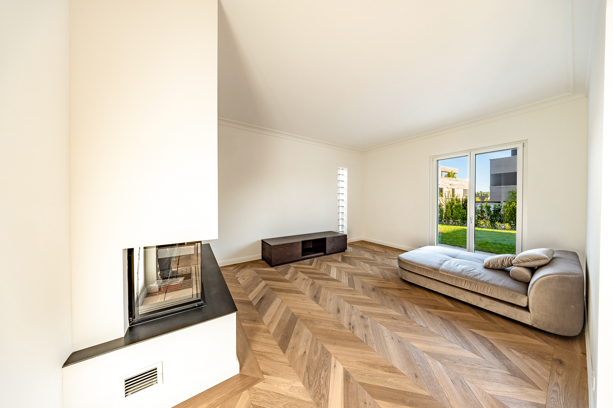 Wohnzimmer mit Kamin und Gartenzugang