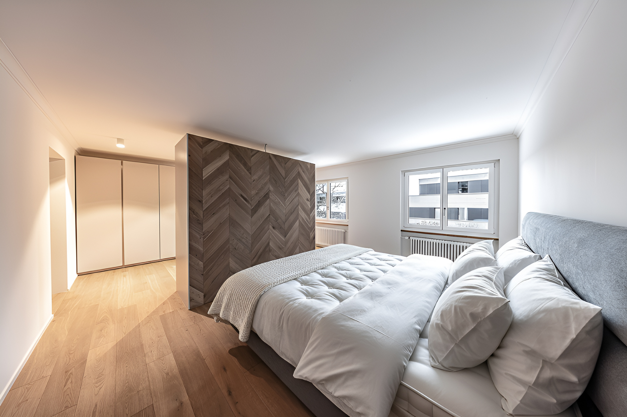 Modernes Schlafzimmer mit Holzakzentwand