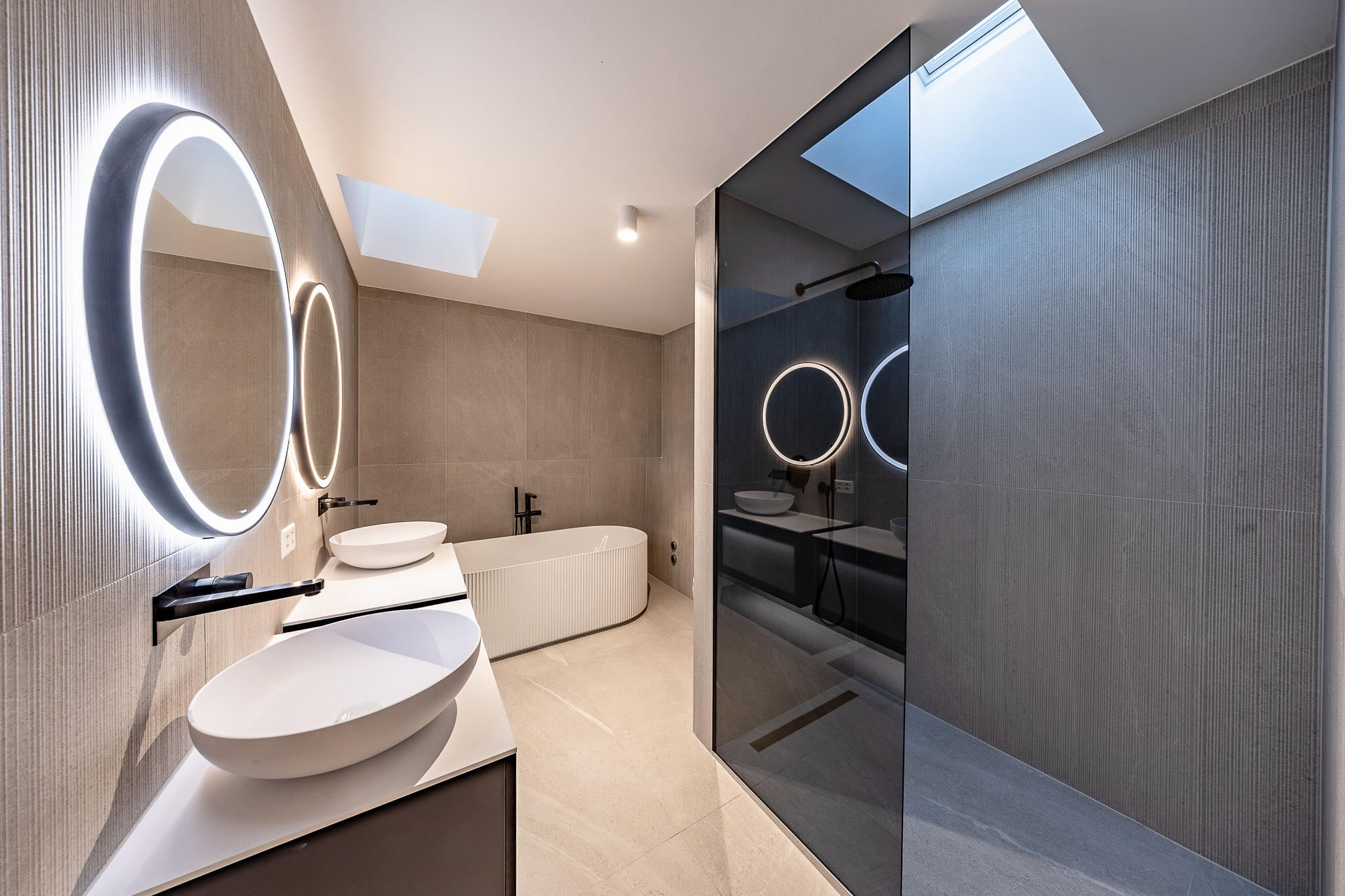 Modernes Designer-Badezimmer mit Doppelwaschtisch und Badewanne