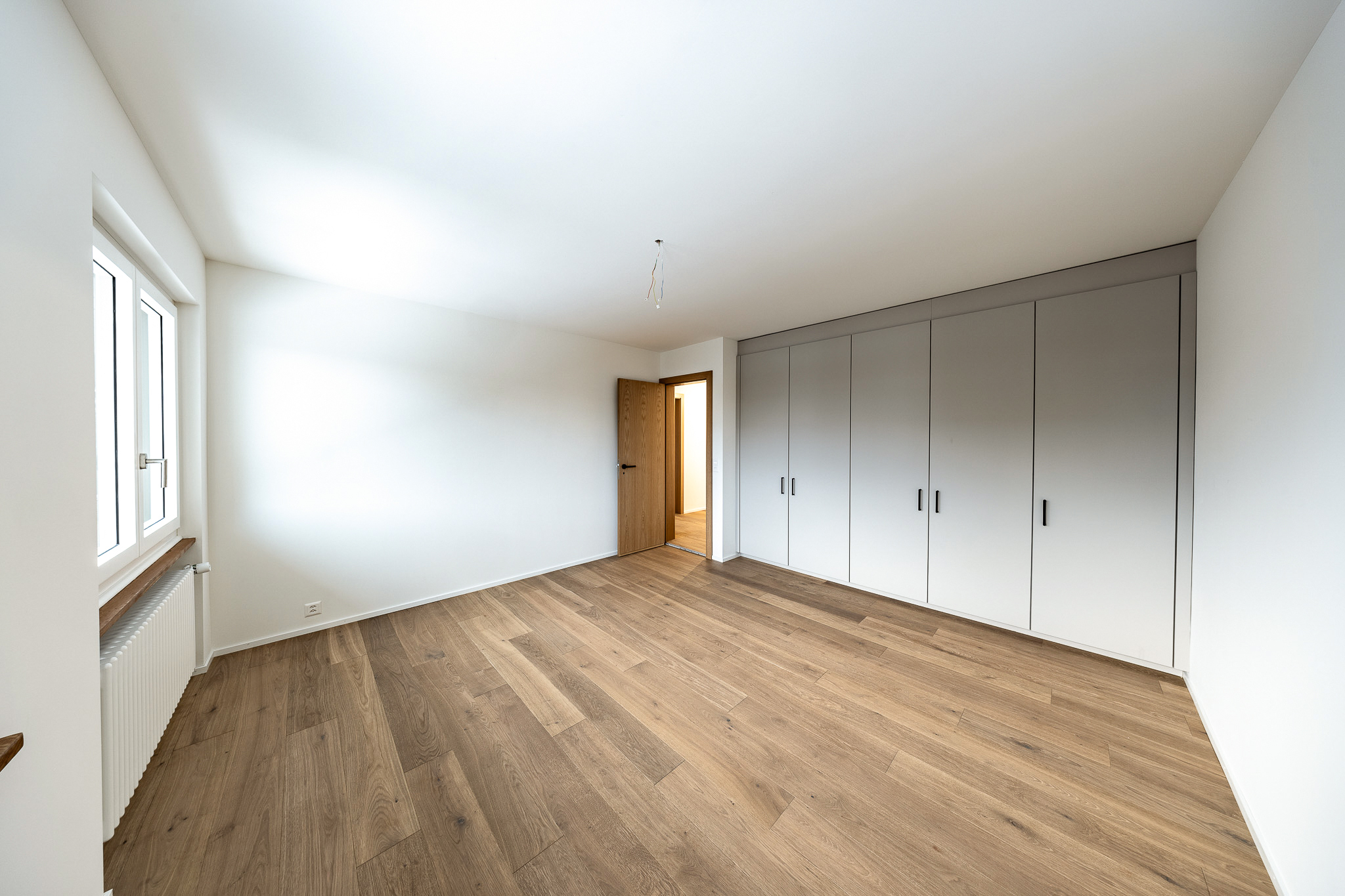 Helles, leeres Schlafzimmer mit Einbauschrank
