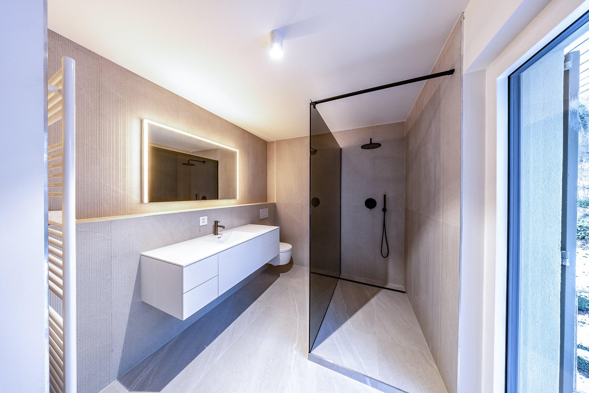Modernes Badezimmer mit Walk-in-Dusche