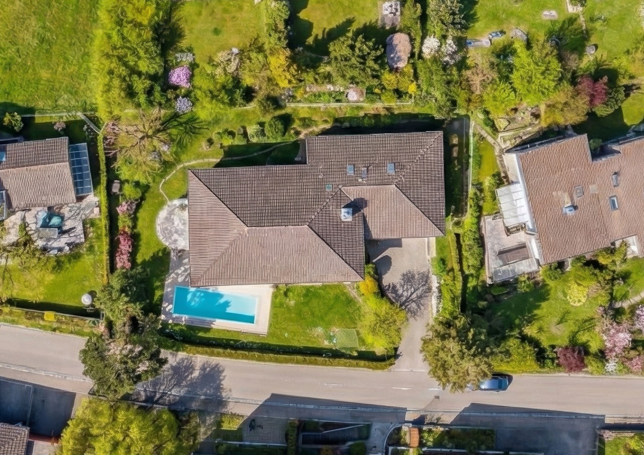 Luftaufnahme eines Wohnhauses mit Pool und Garten
