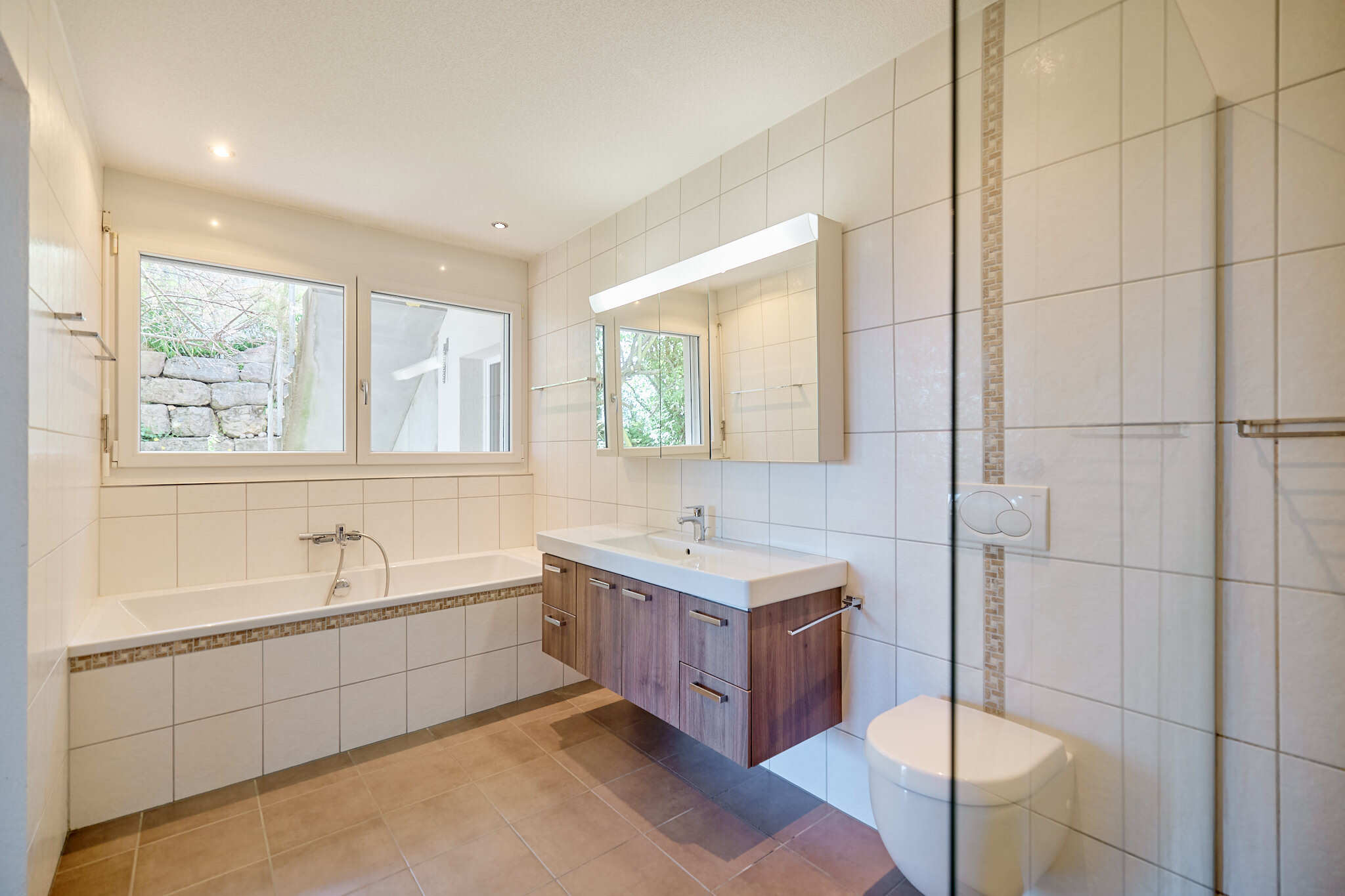 Modernes Badezimmer mit Wanne, Waschtisch und WC