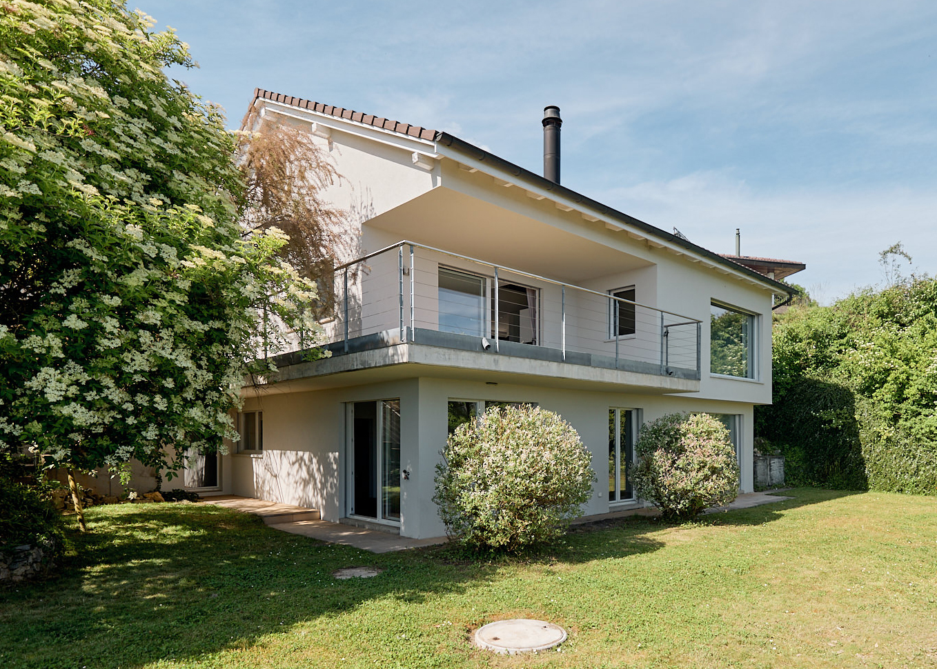 Modernes Einfamilienhaus mit Balkon und Garten
