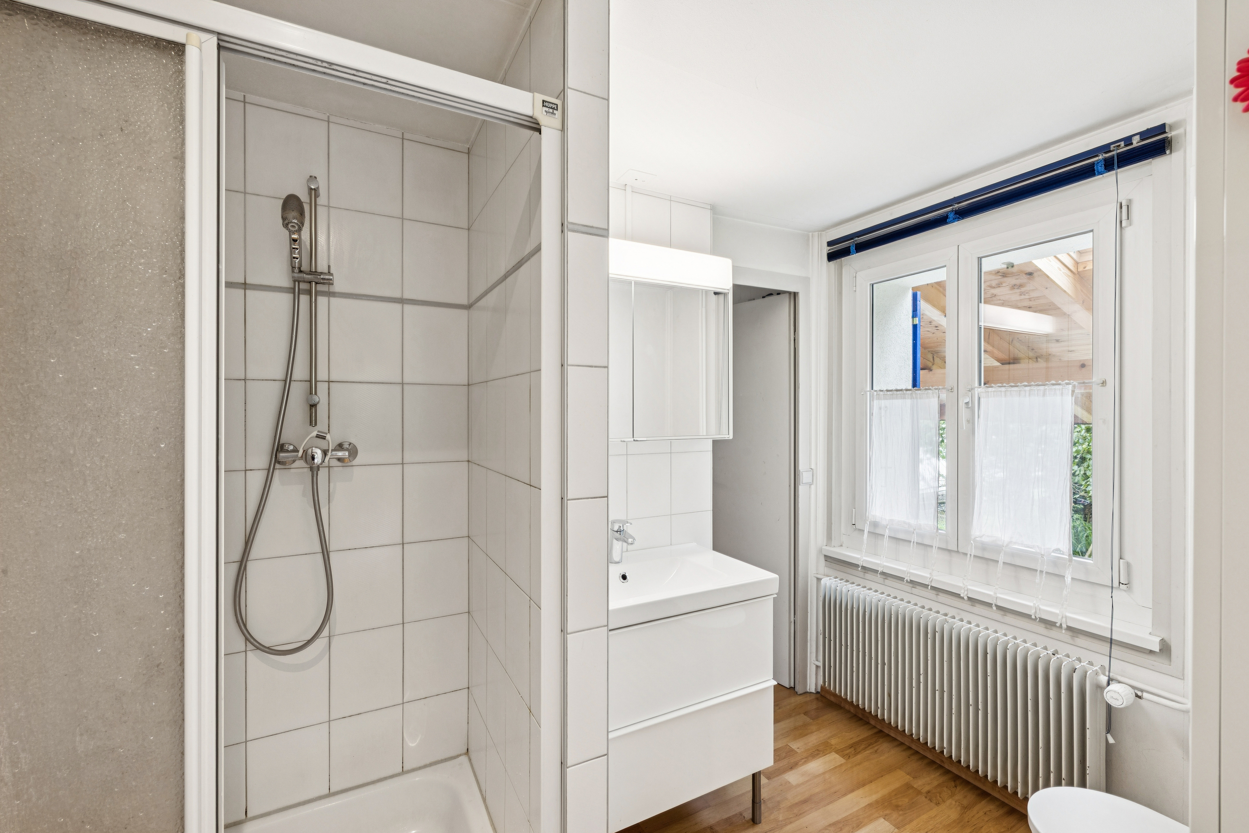 Modernes Badezimmer mit Dusche und Fenster