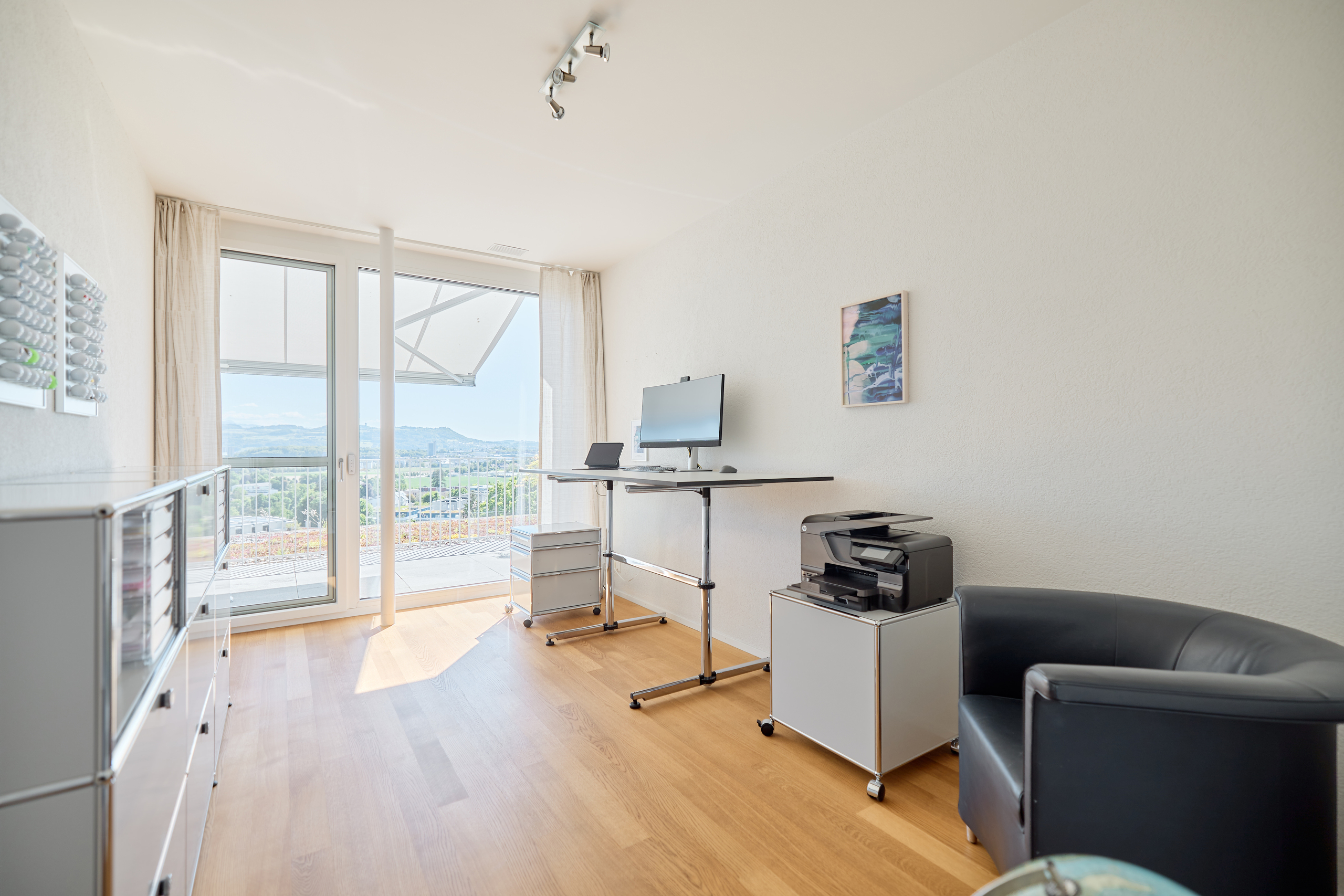 Helles Arbeitszimmer mit Ausblick