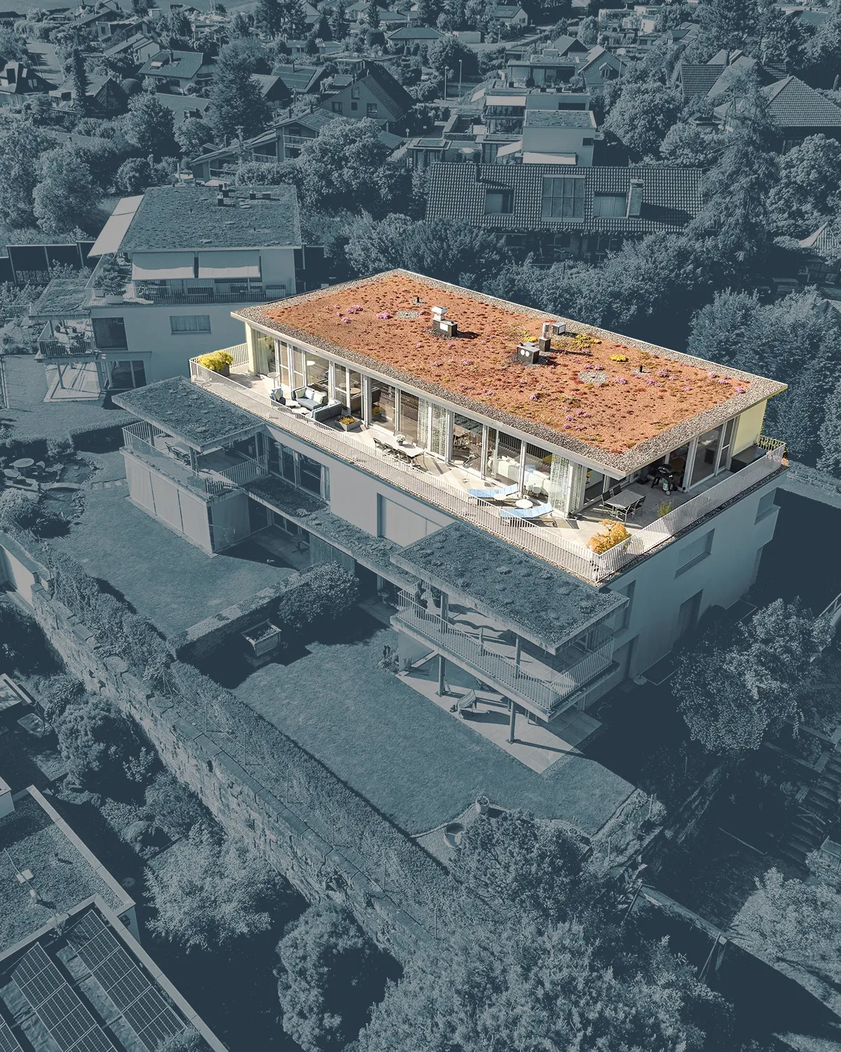 Drohnenaufnahme eines modernen Wohnhauses mit Dachterrasse und begrüntem Dach