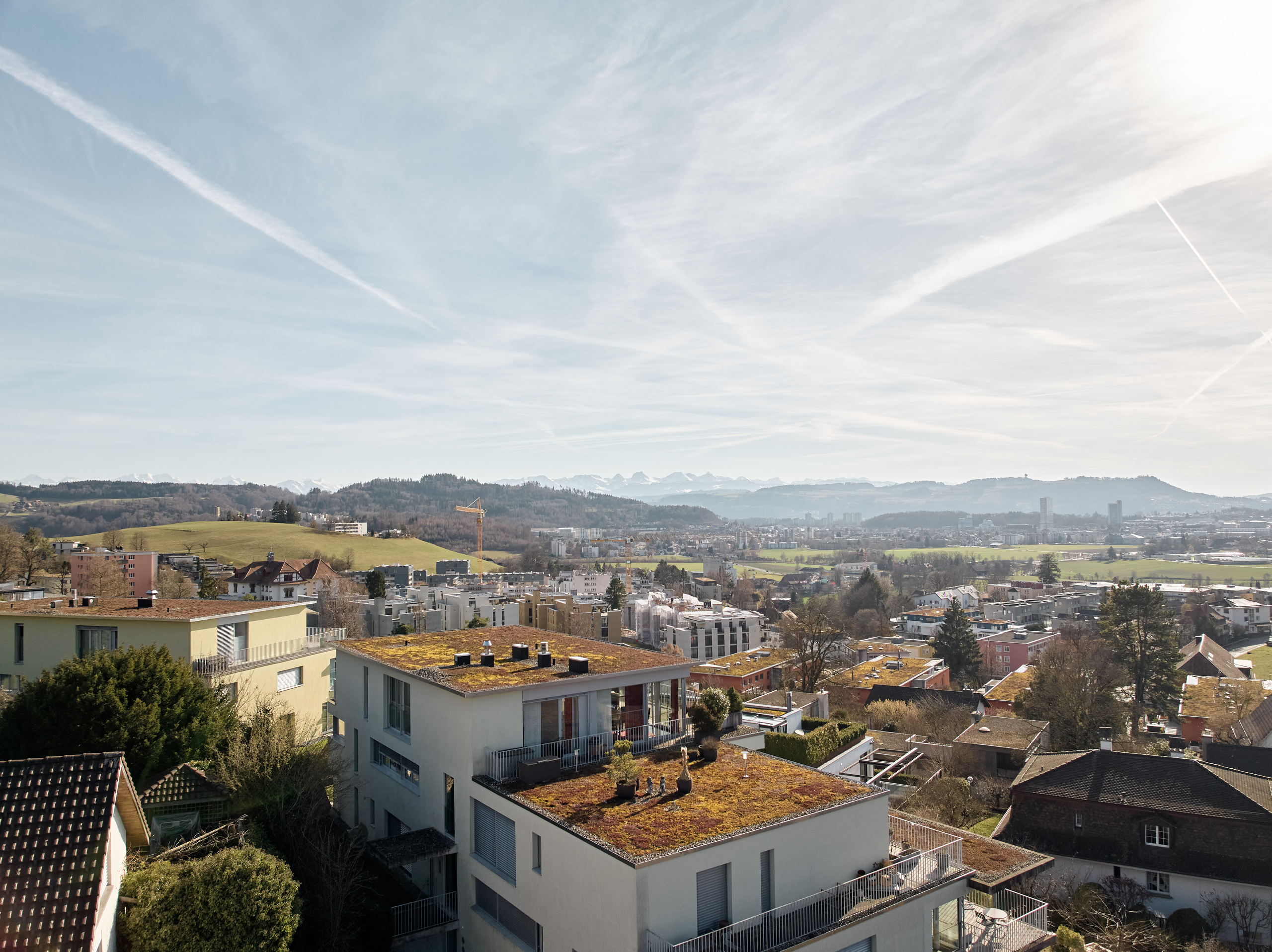 Stadt- und Bergblick von oben