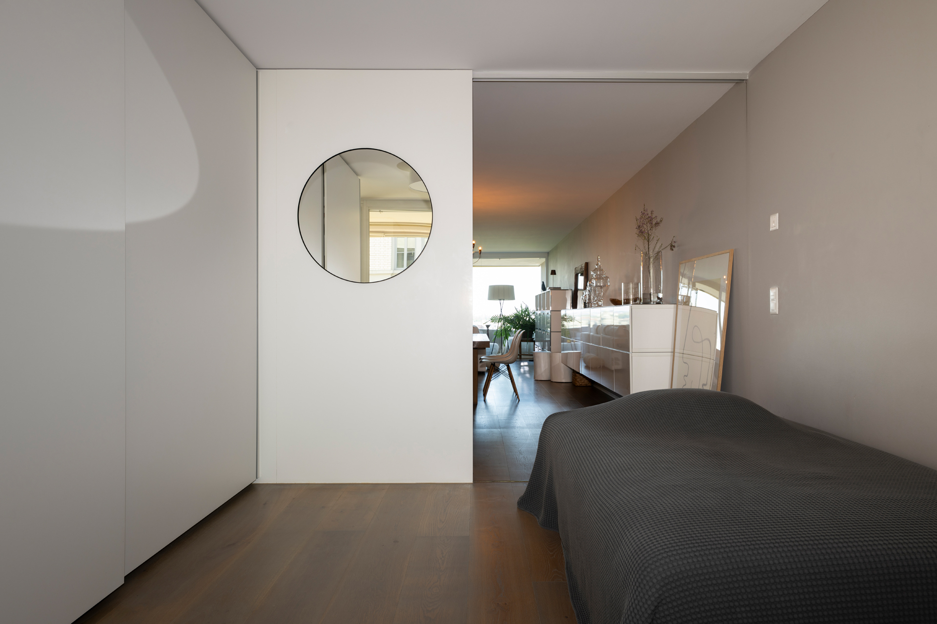 Modernes Schlafzimmer mit offenem Durchblick in den Wohnbereich