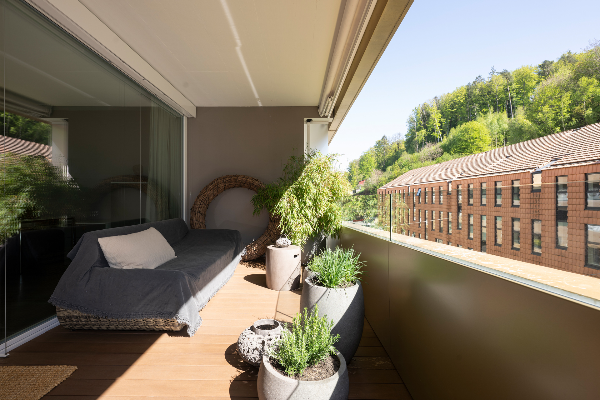Balkon mit Sitzbereich und Bergblick