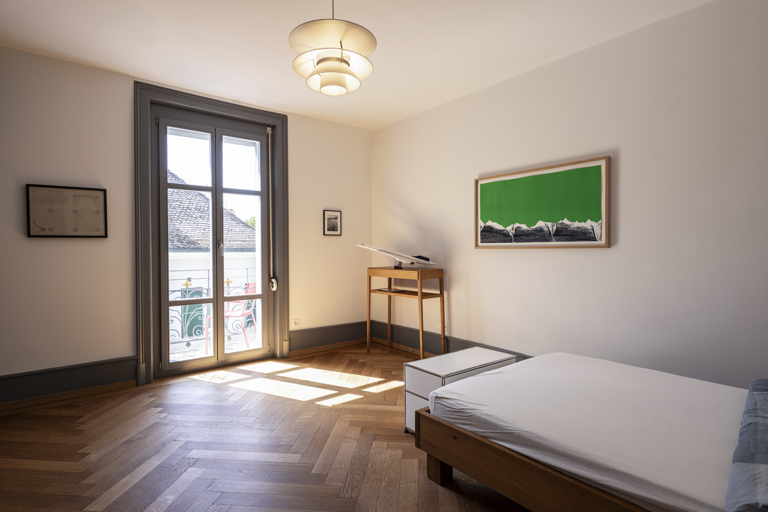 Helles Schlafzimmer mit Balkonzugang