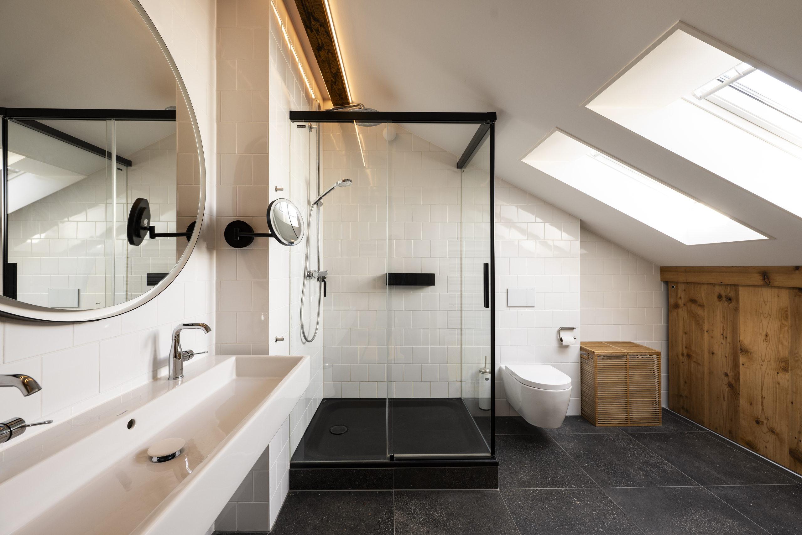 Modernes Dachgeschossbad mit Dusche, Waschtisch und WC