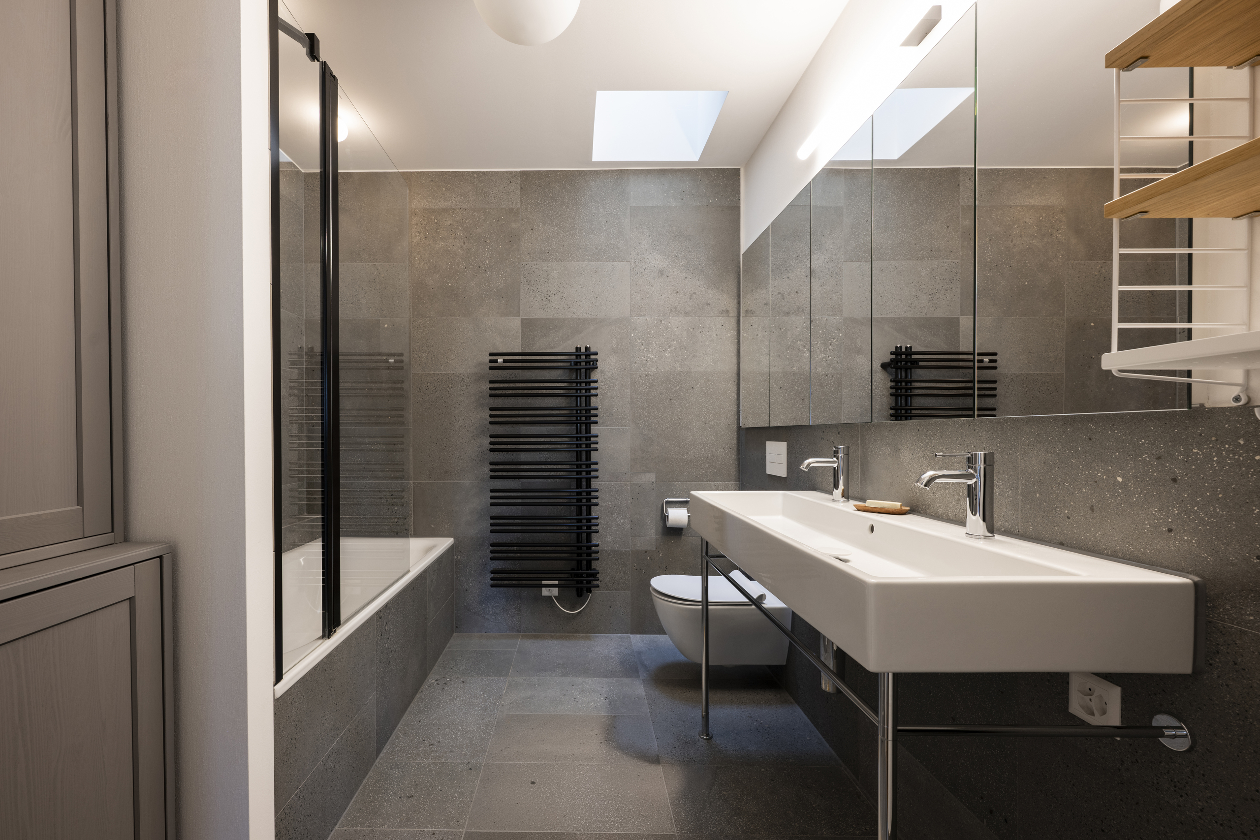 Modernes Badezimmer mit Dachfenstern