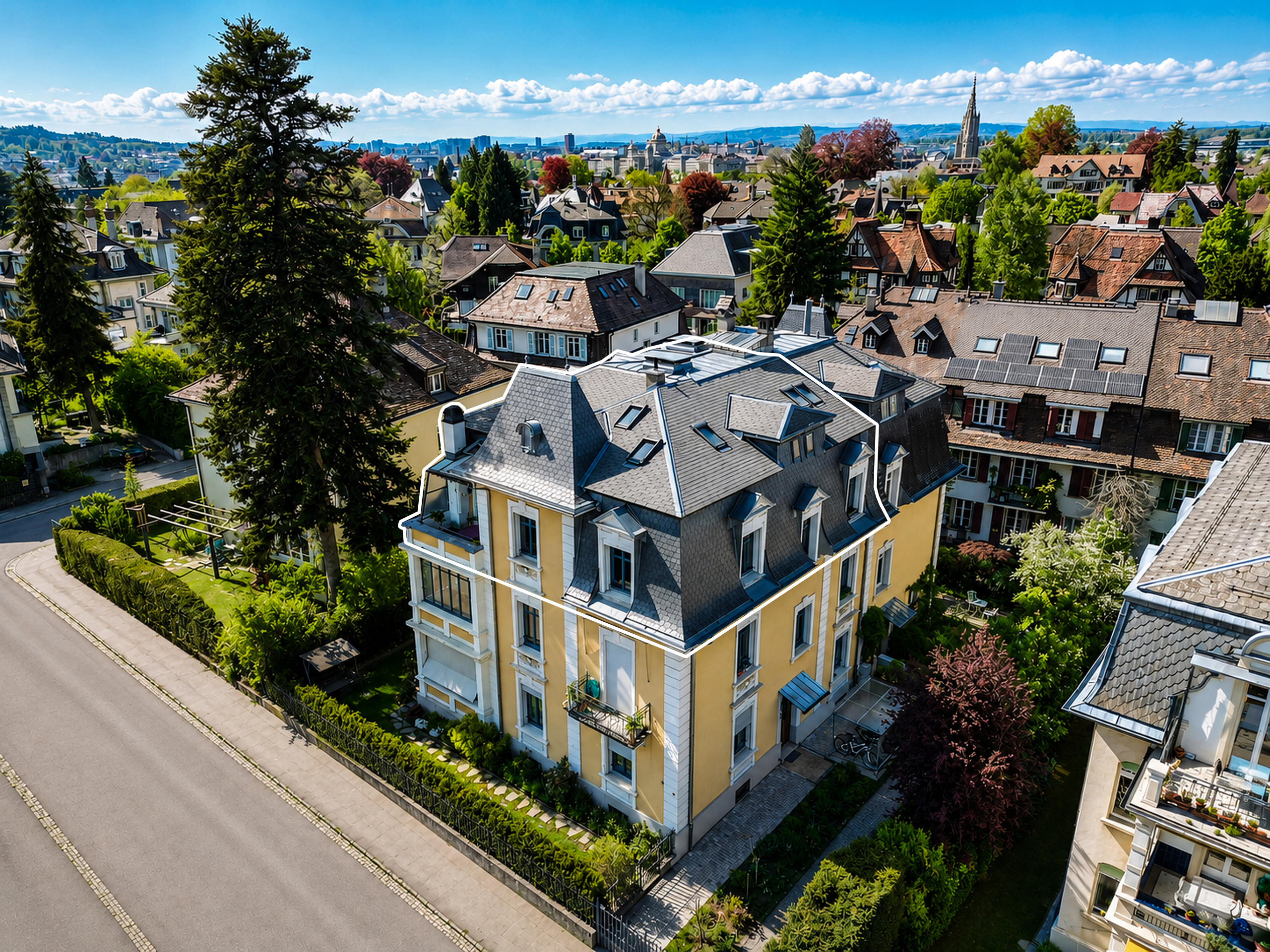Städtische Villen- und Dachlandschaft mit markiertem Mehrfamilienhaus