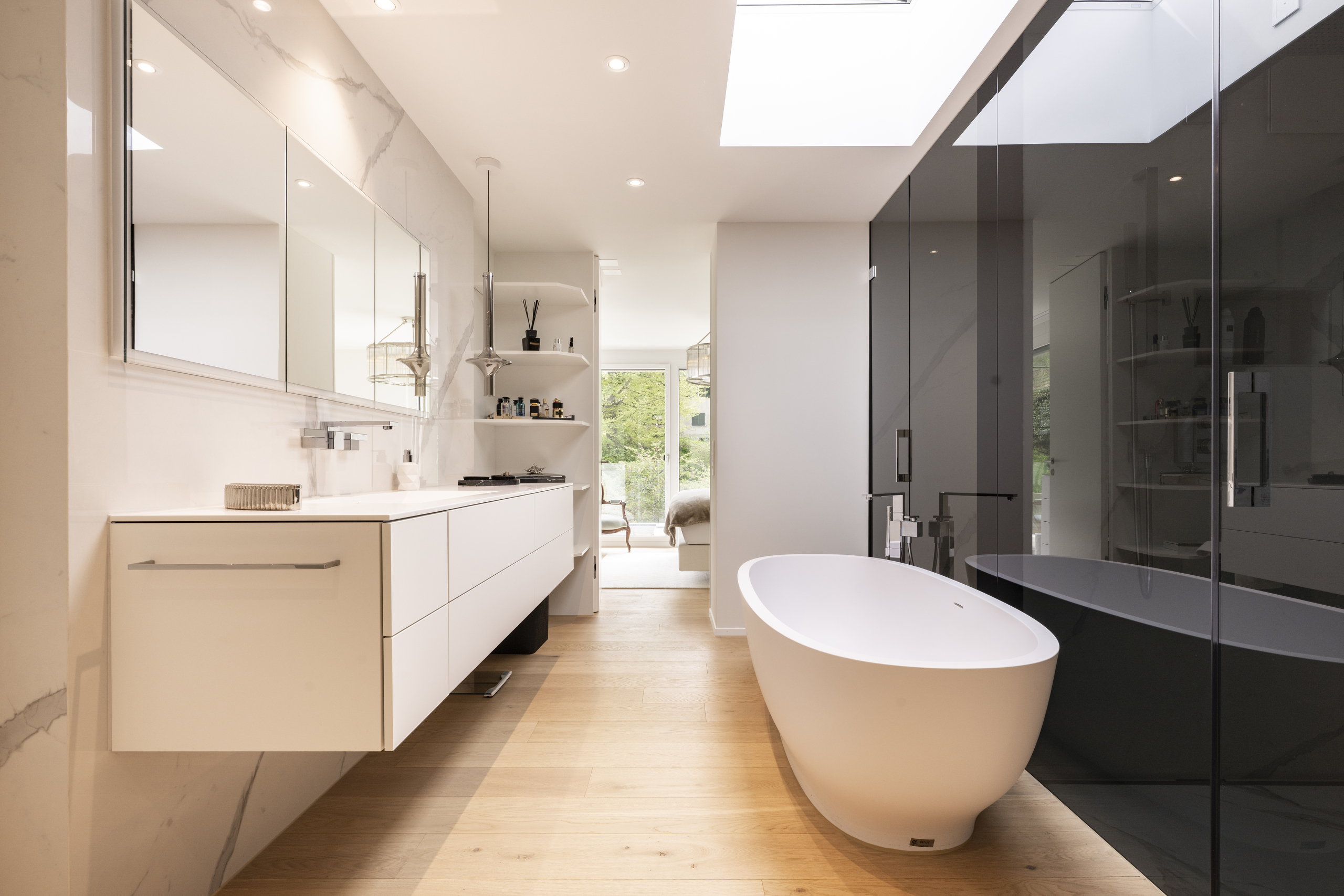Luxuriöses Badezimmer mit freistehender Wanne und Glasdusche