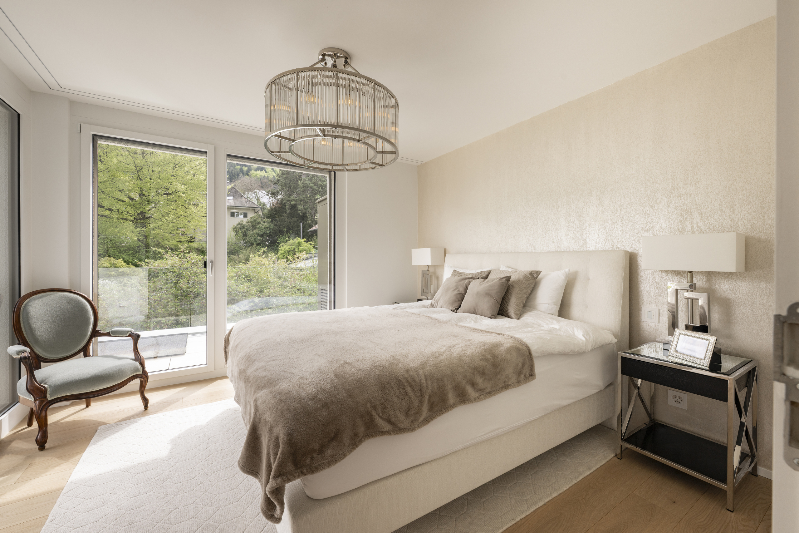 Helles Schlafzimmer mit Balkonblick
