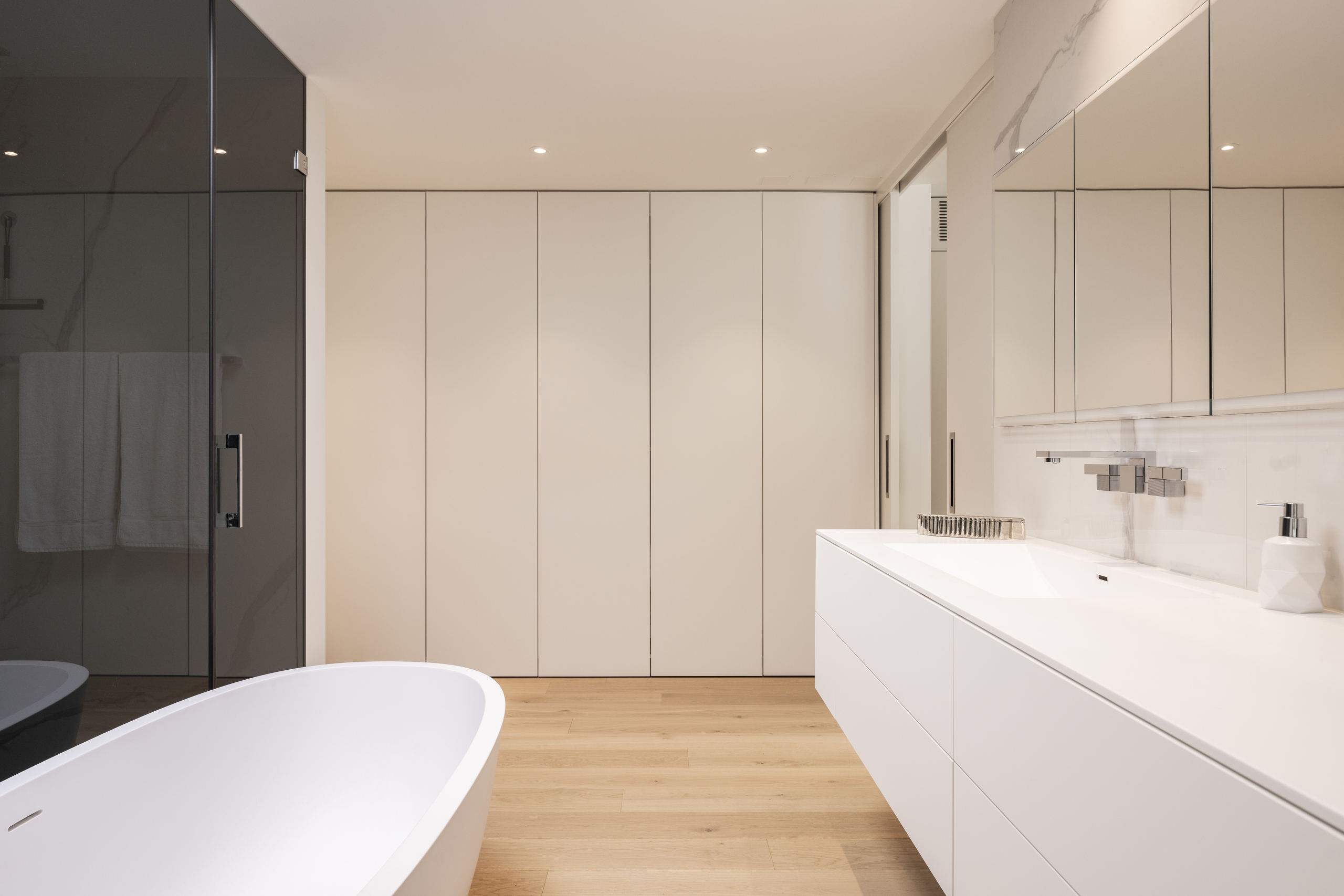 Modernes Badezimmer mit Badewanne und Waschtisch