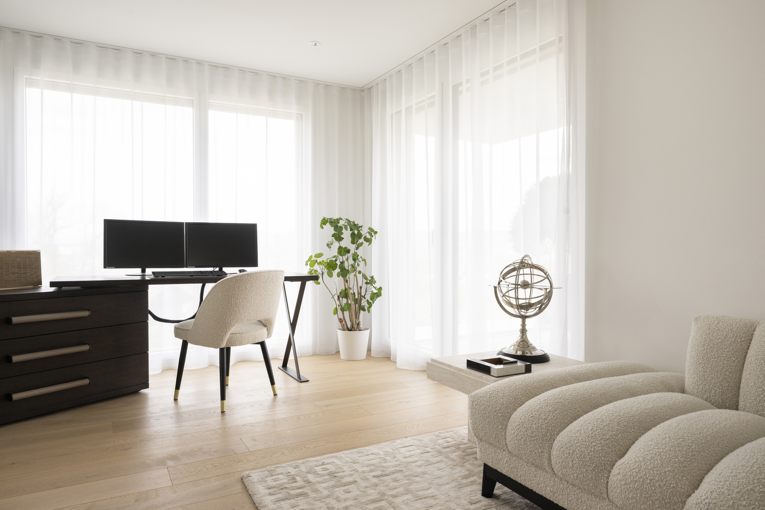 Helles, minimalistisches Homeoffice mit Sitzbereich