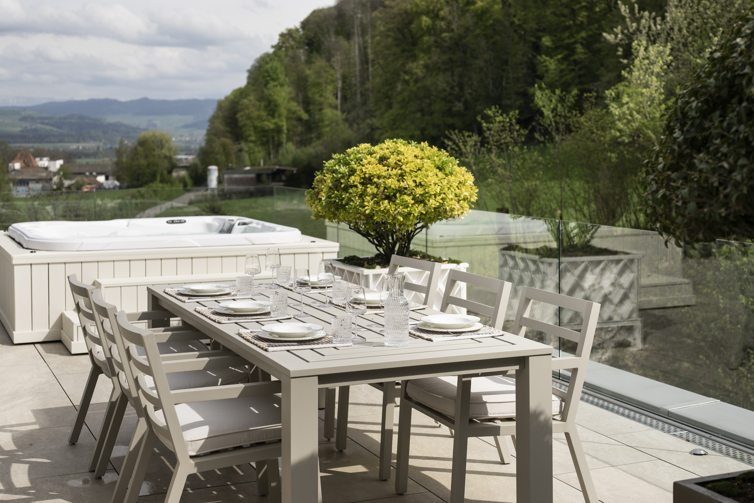 Terrasse mit Esstisch und Whirlpool