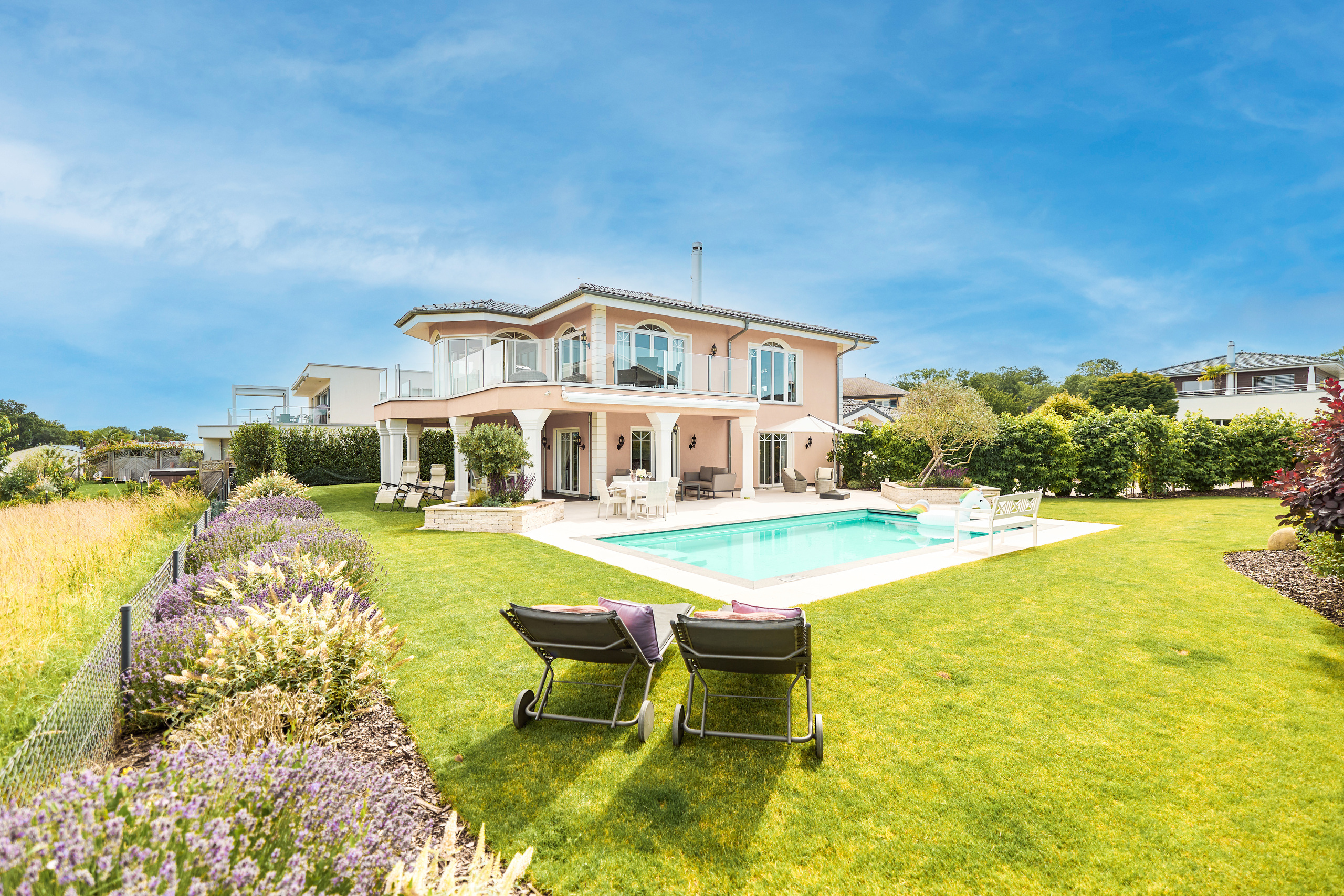 Luxuriöse Villa mit Pool und großzügigem Garten