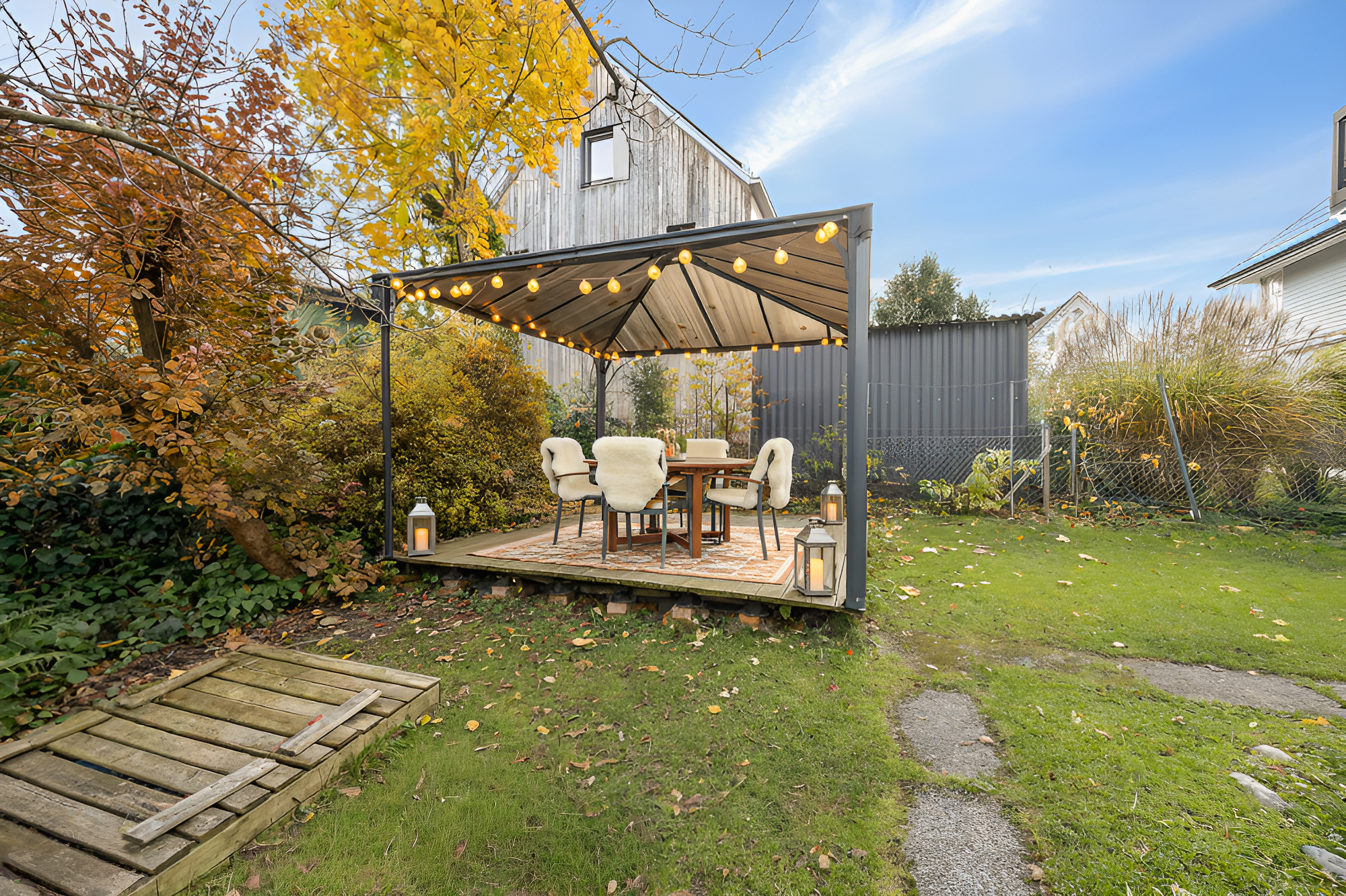 Garten mit überdachter Sitzterrasse