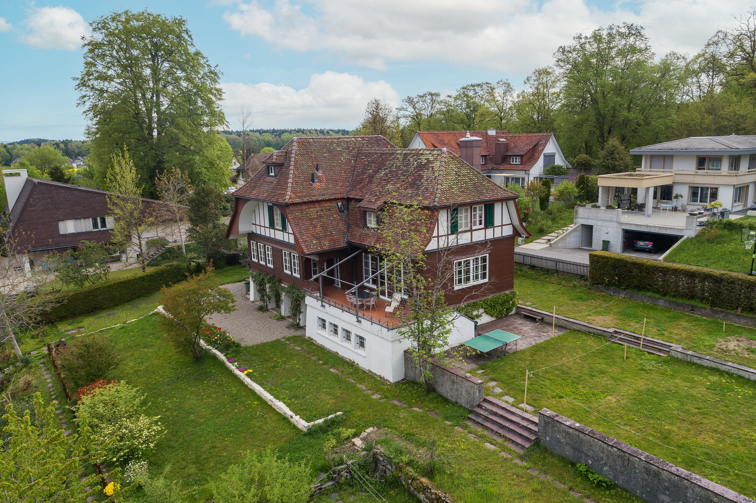 Wohnhaus mit großem Garten