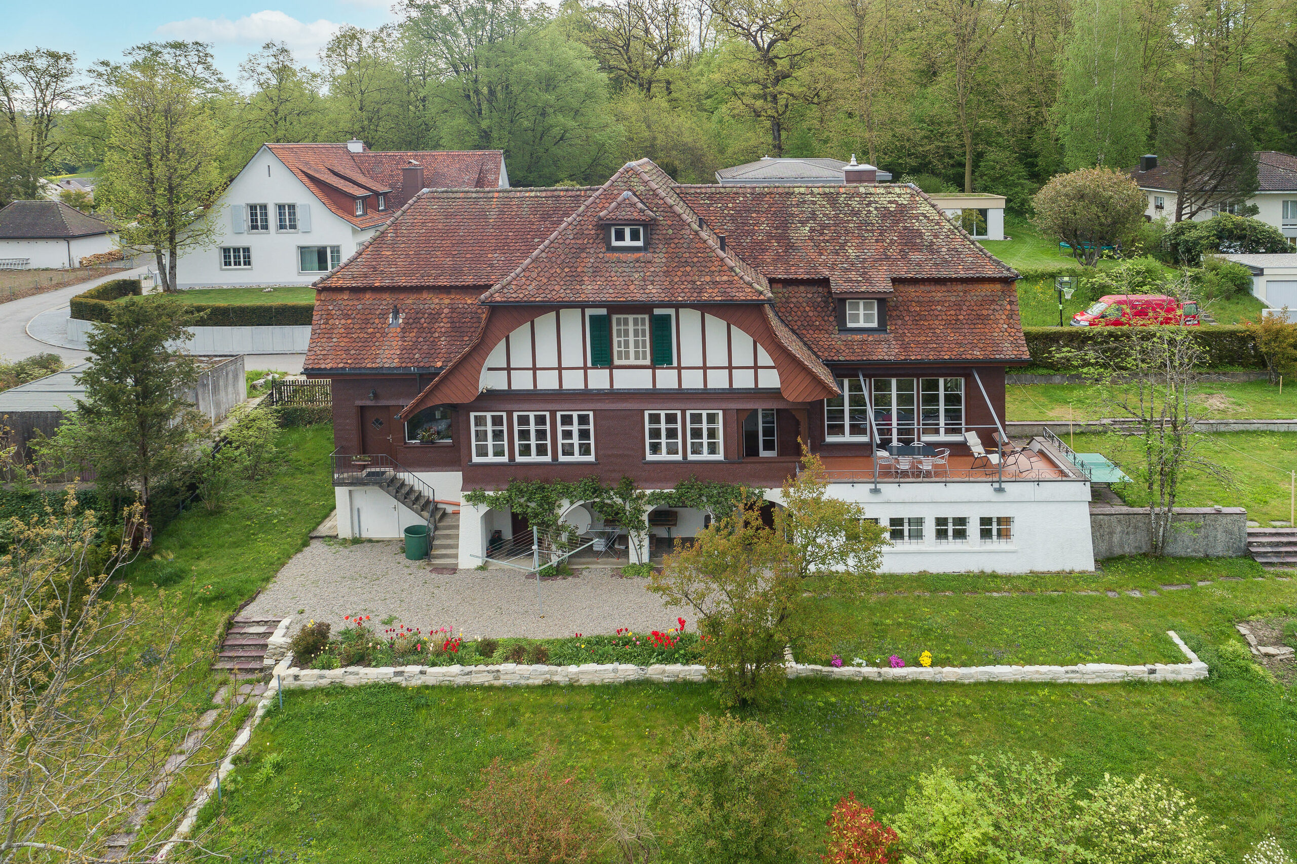 Traditionelles Wohnhaus mit großem Garten