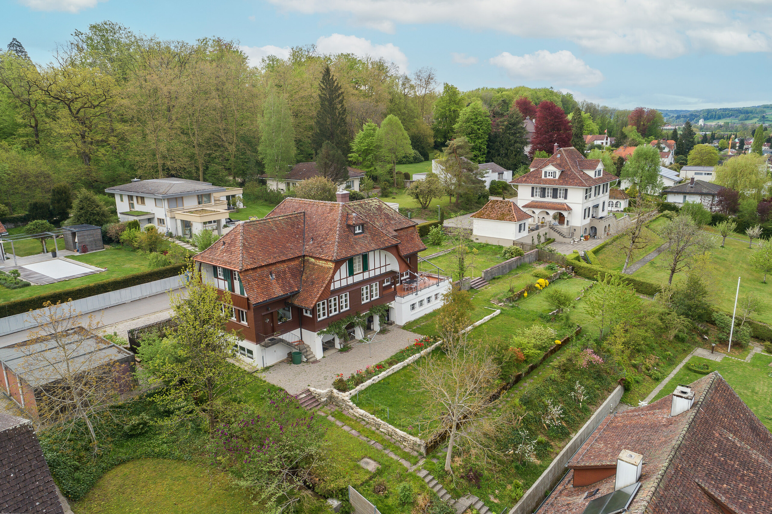 Wohnviertel mit historischen Villen im Grünen