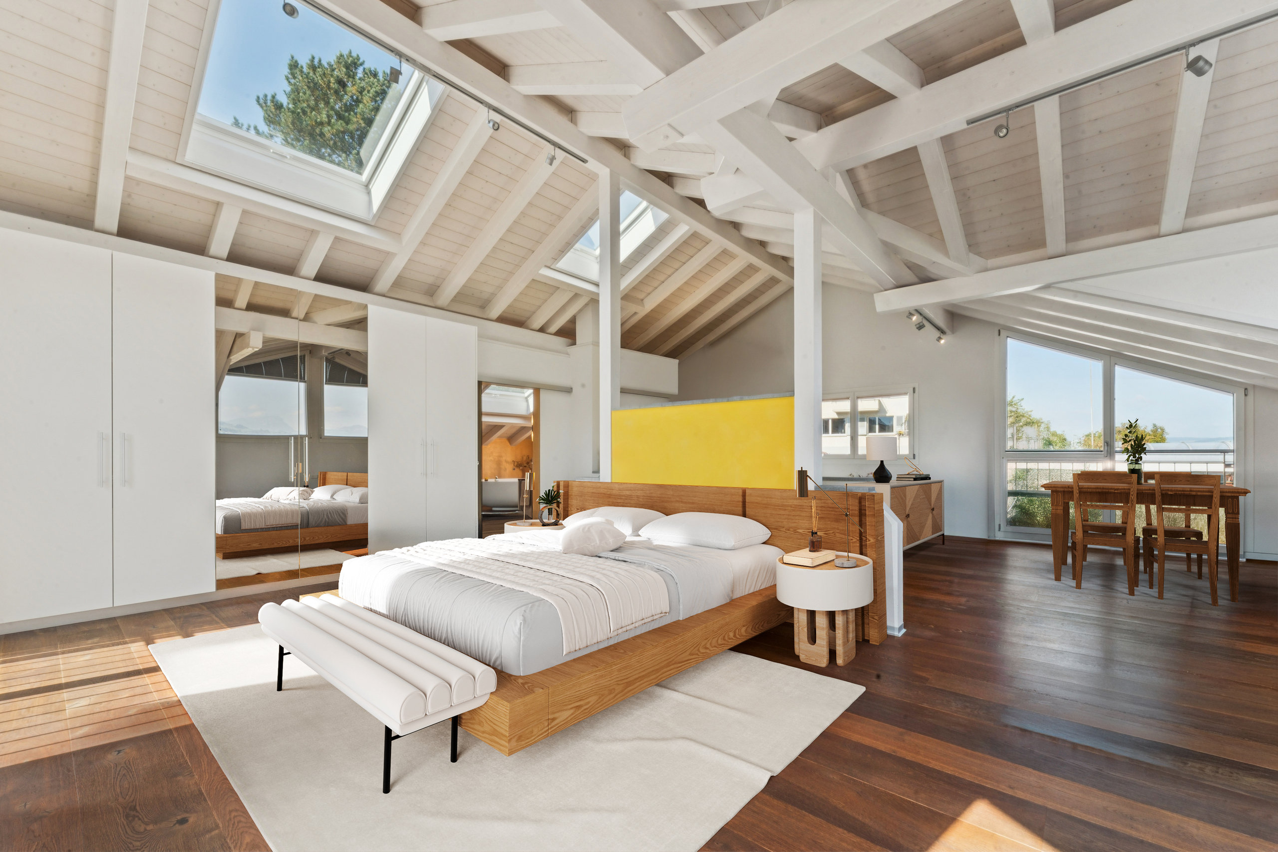 Helles Schlafzimmer mit Dachschrägen und Meerblick