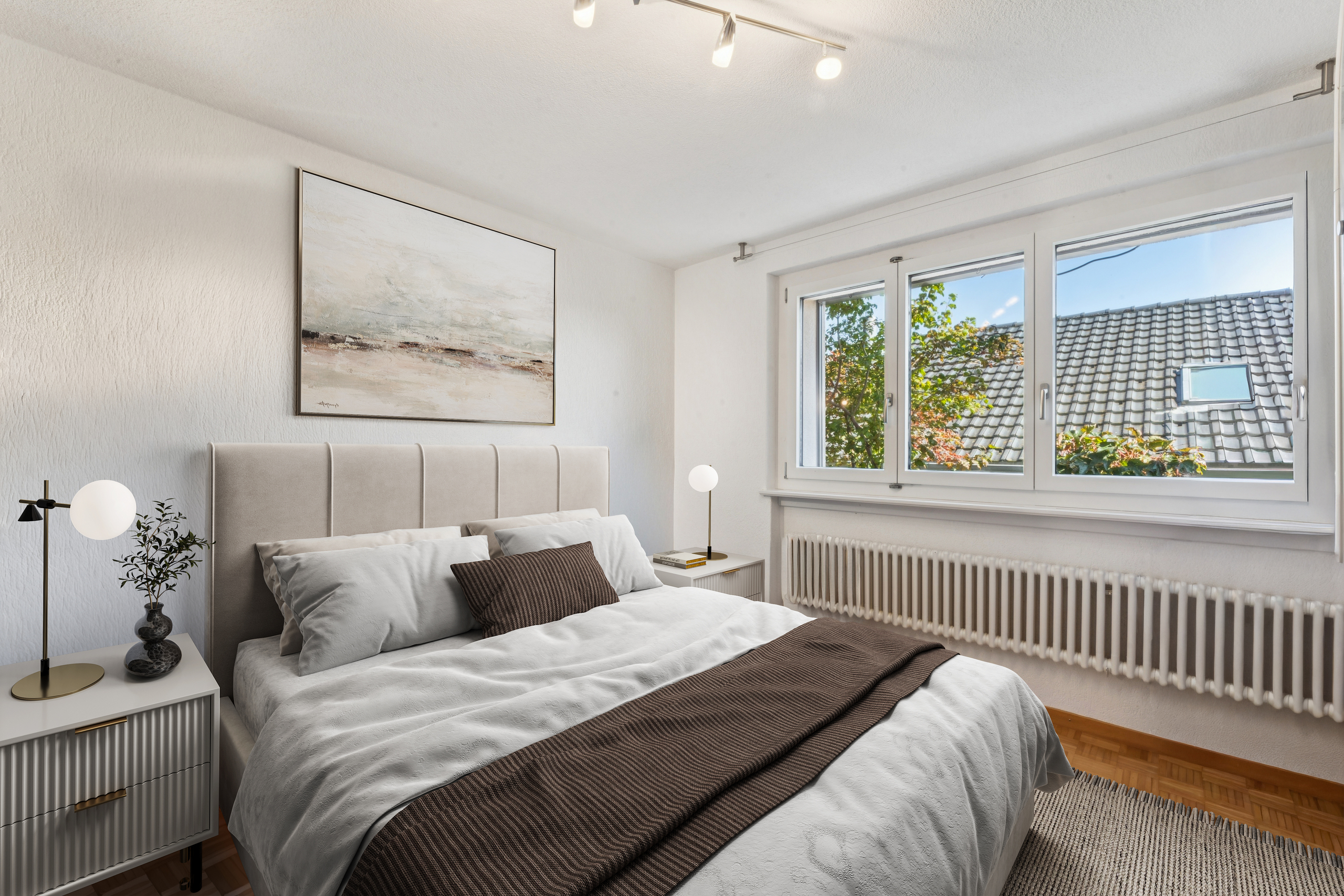 Helles, modernes Schlafzimmer mit Doppelbett und Fensterblick