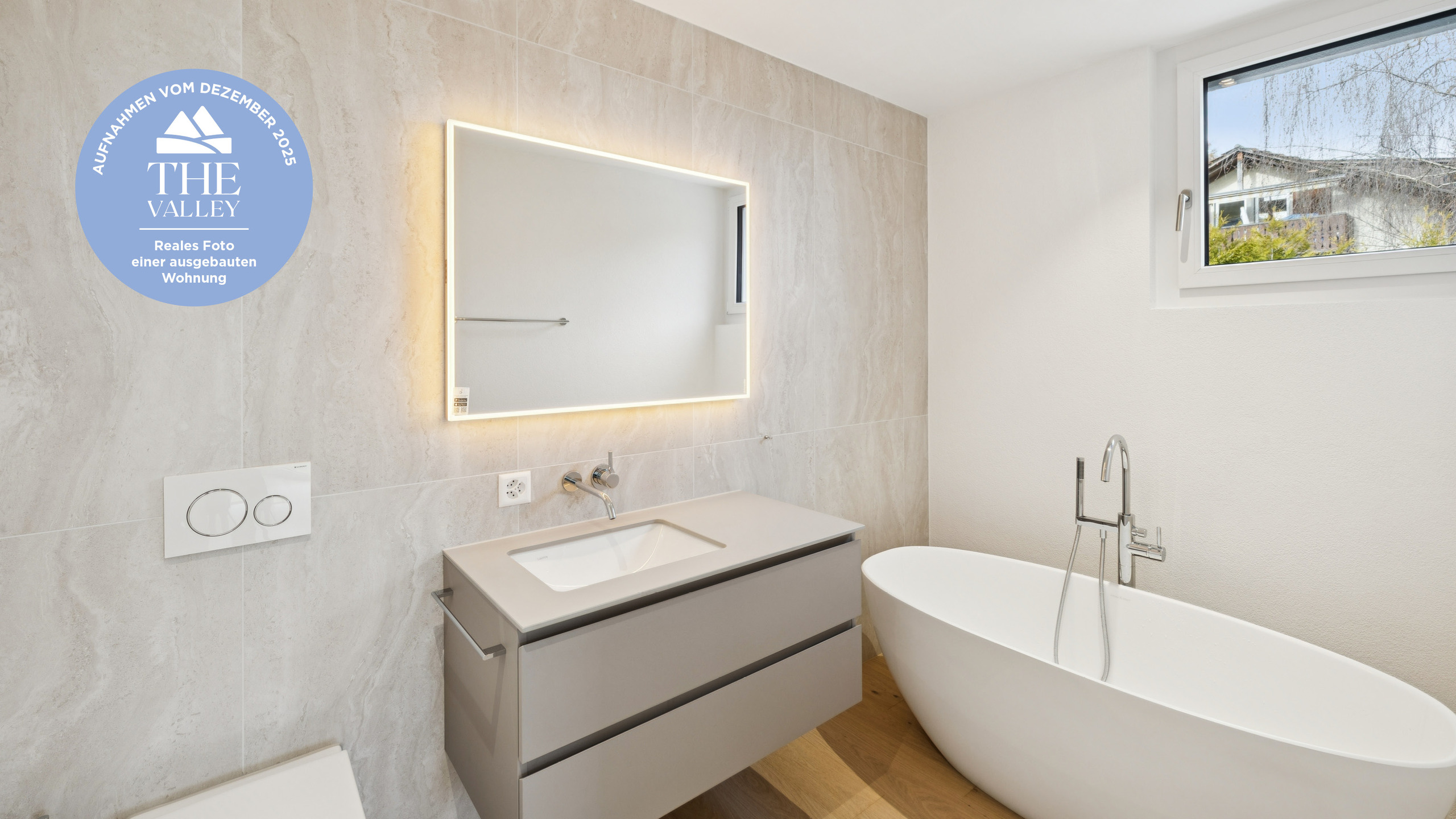 Modernes Badezimmer mit Badewanne und Waschtisch