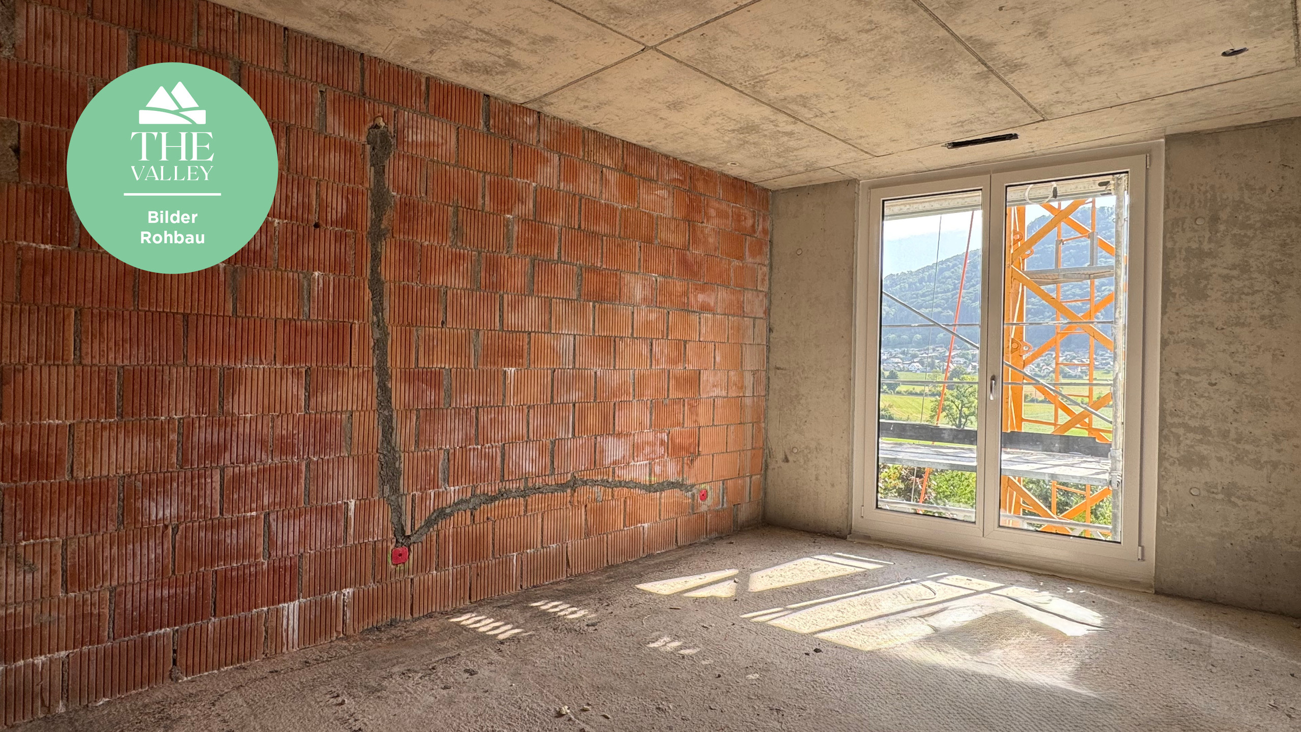 Rohbau-Raum mit Balkonblick