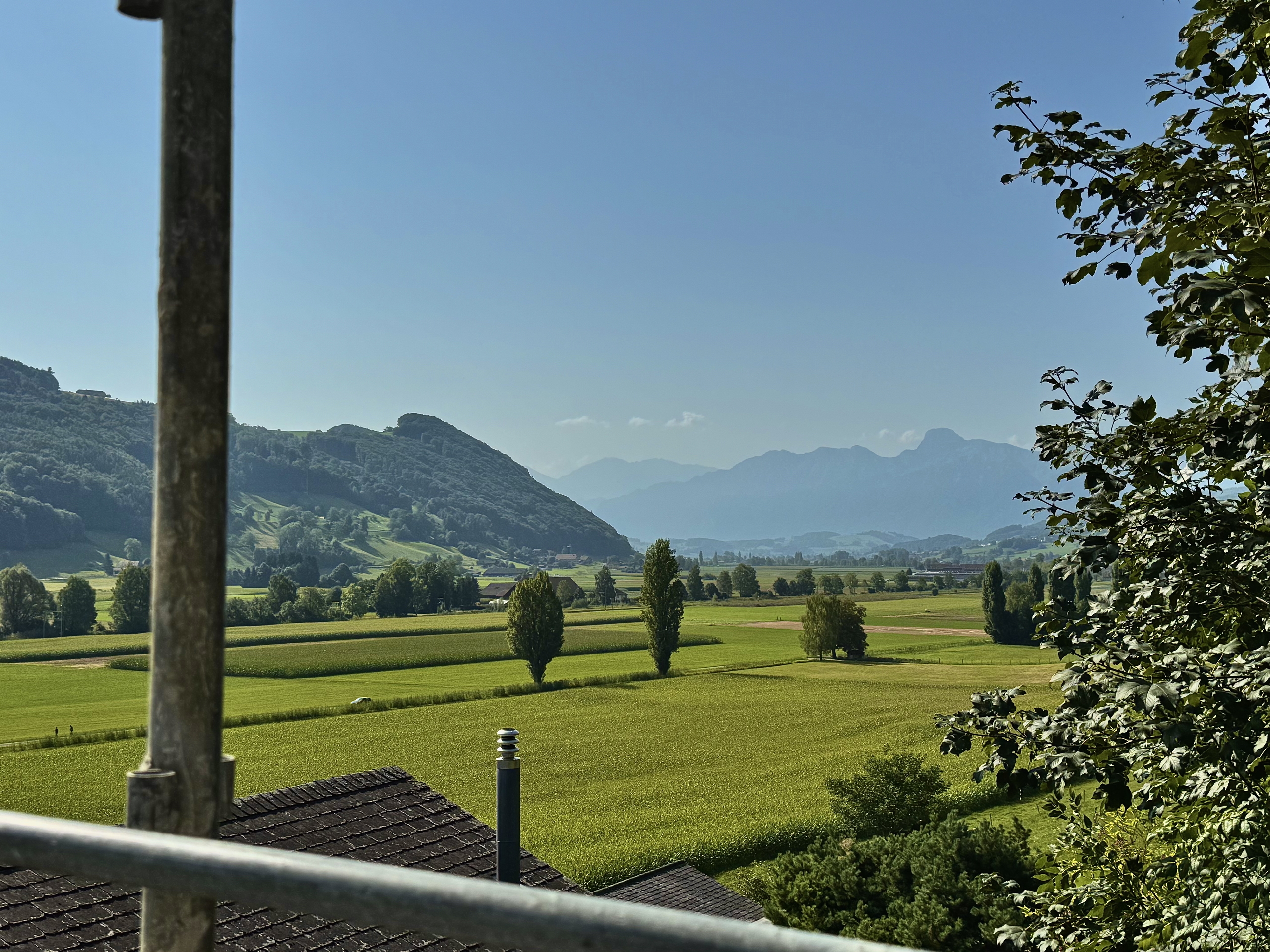 Landschaftsblick mit Bergen und Feldern