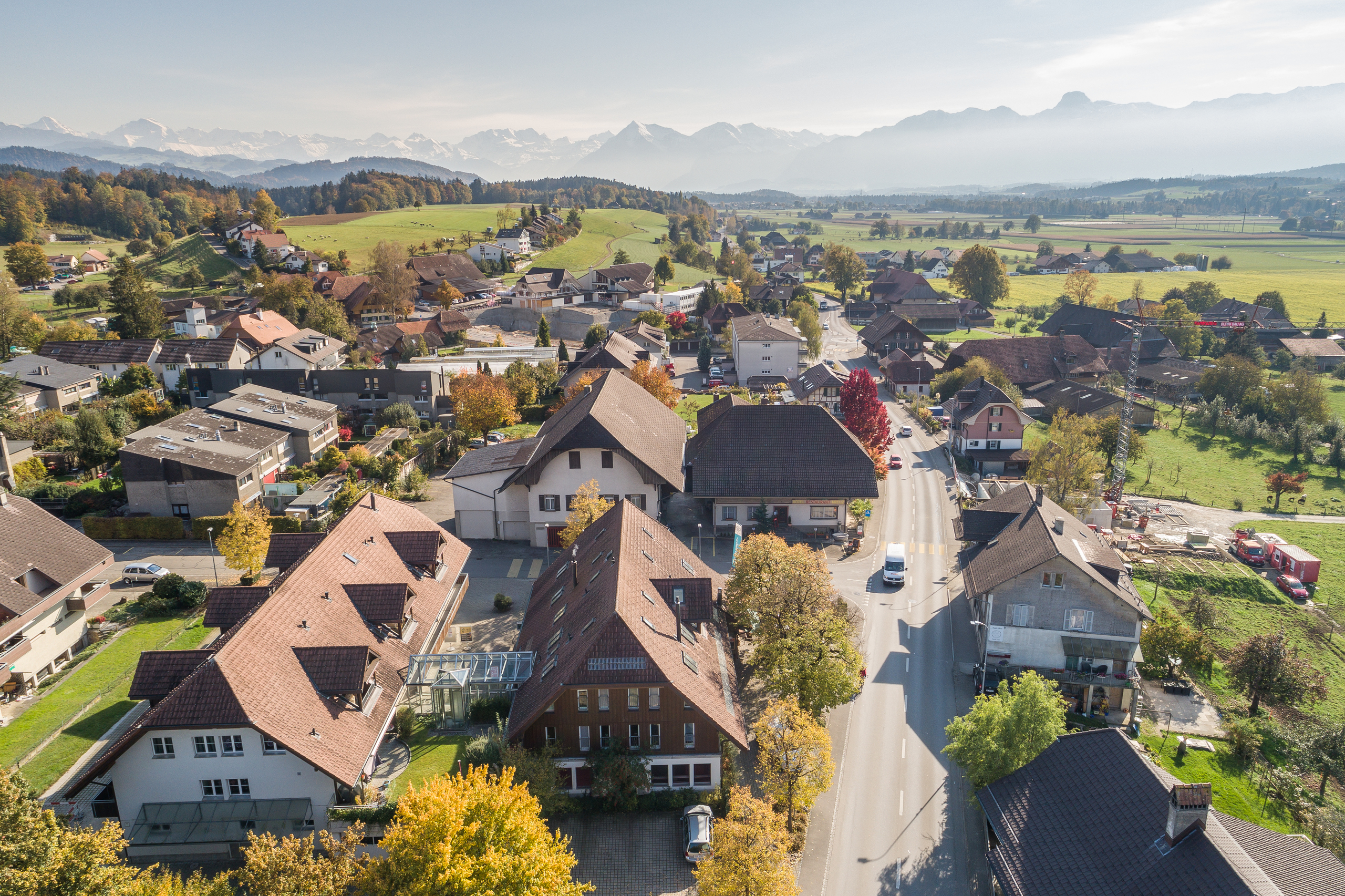 Luftaufnahme eines Wohnortes mit Bergpanorama