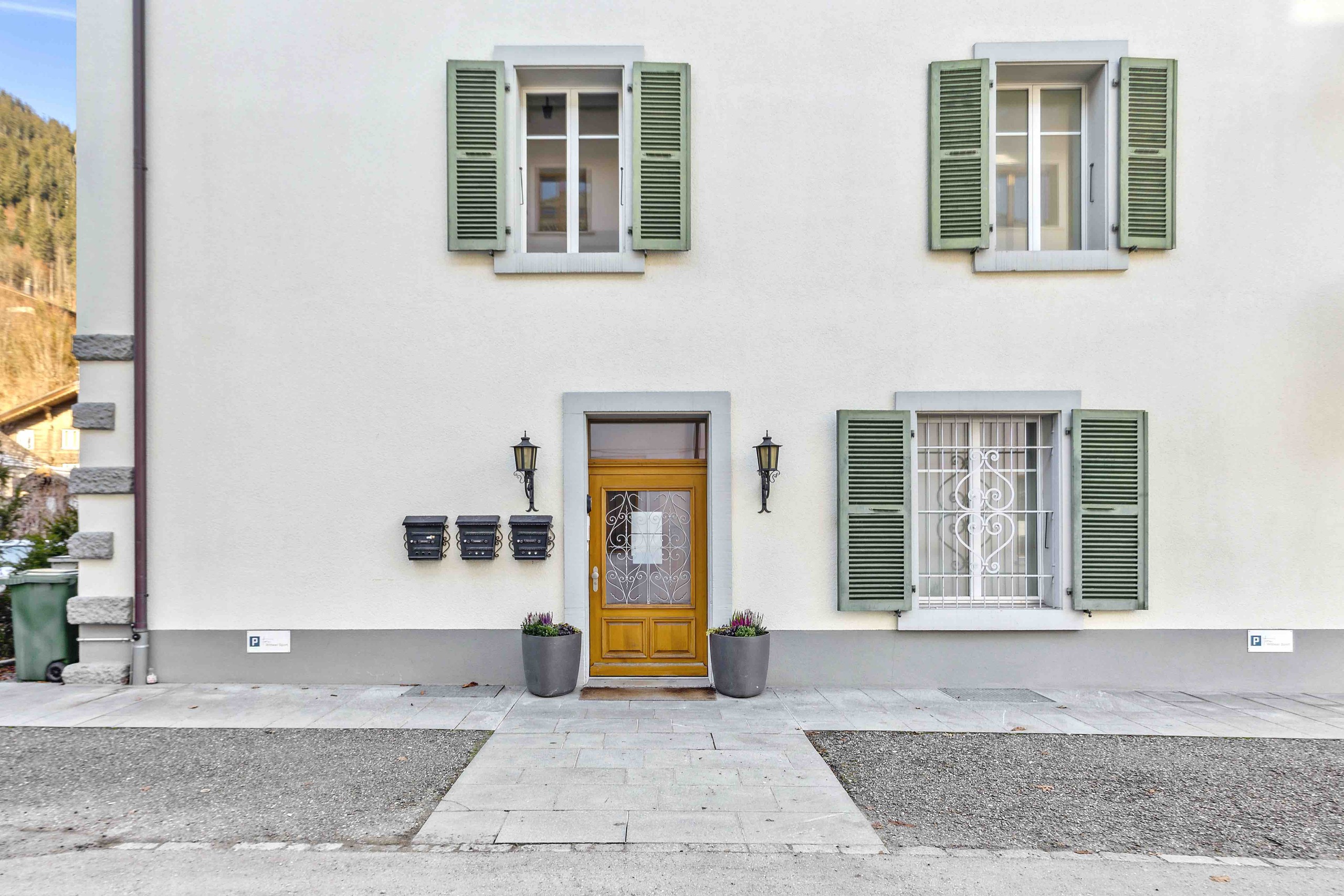 Hausfassade mit Eingang und Fenstern