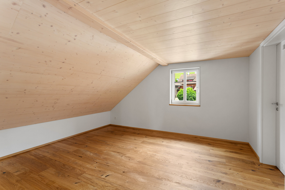 Dachzimmer mit Holzboden und Dachschräge