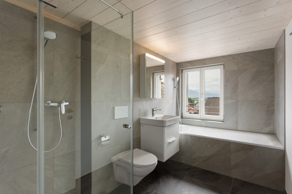 Modernes Bad mit Dusche und Fensterbank