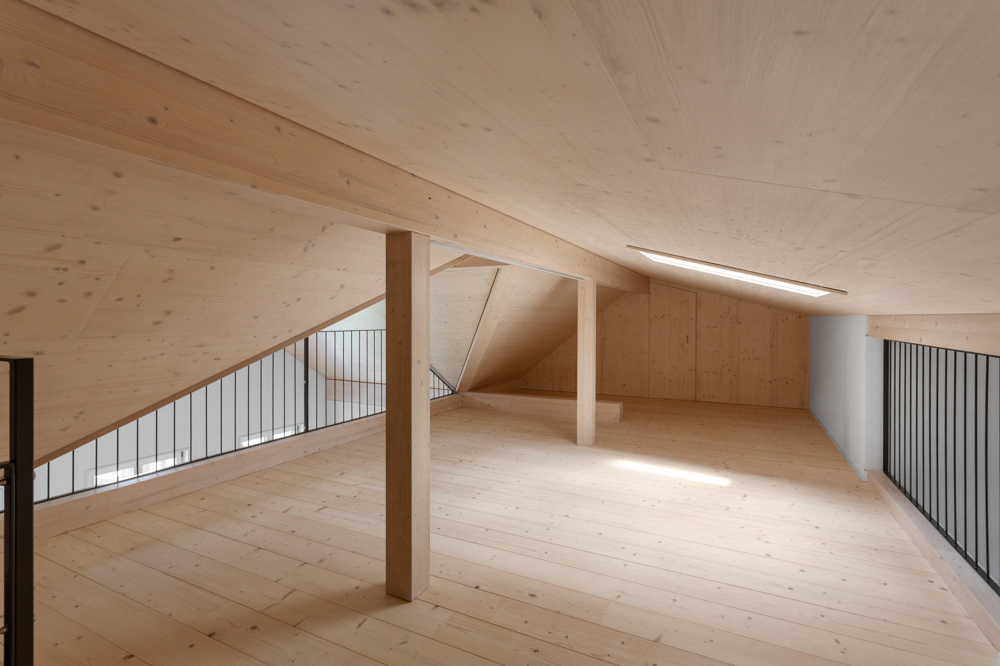 Ausgebauter Dachboden mit Holzverkleidung