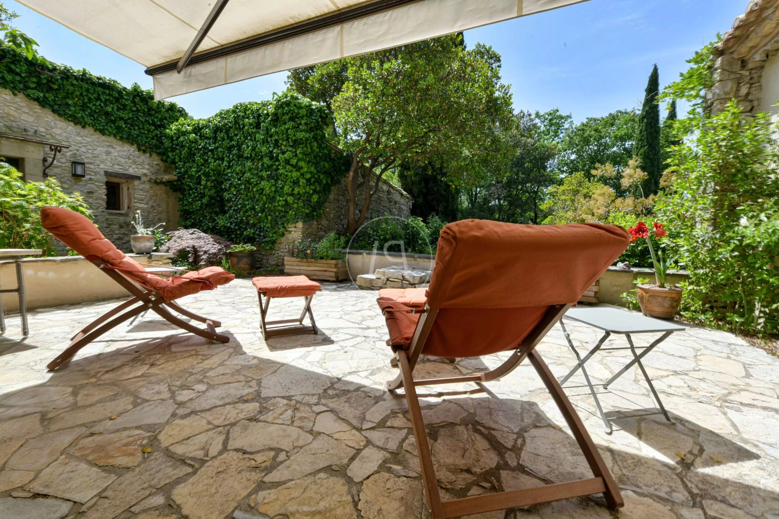 Mediterrane Terrasse mit Gartenmöbeln