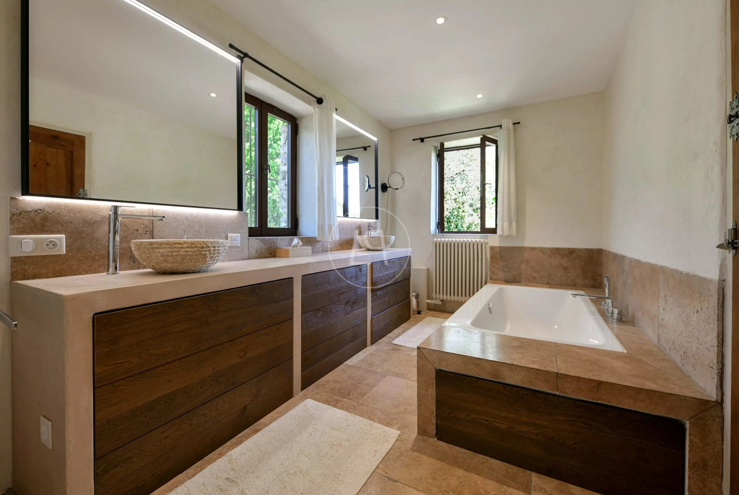 Luxuriöses Badezimmer mit Naturstein und Holz
