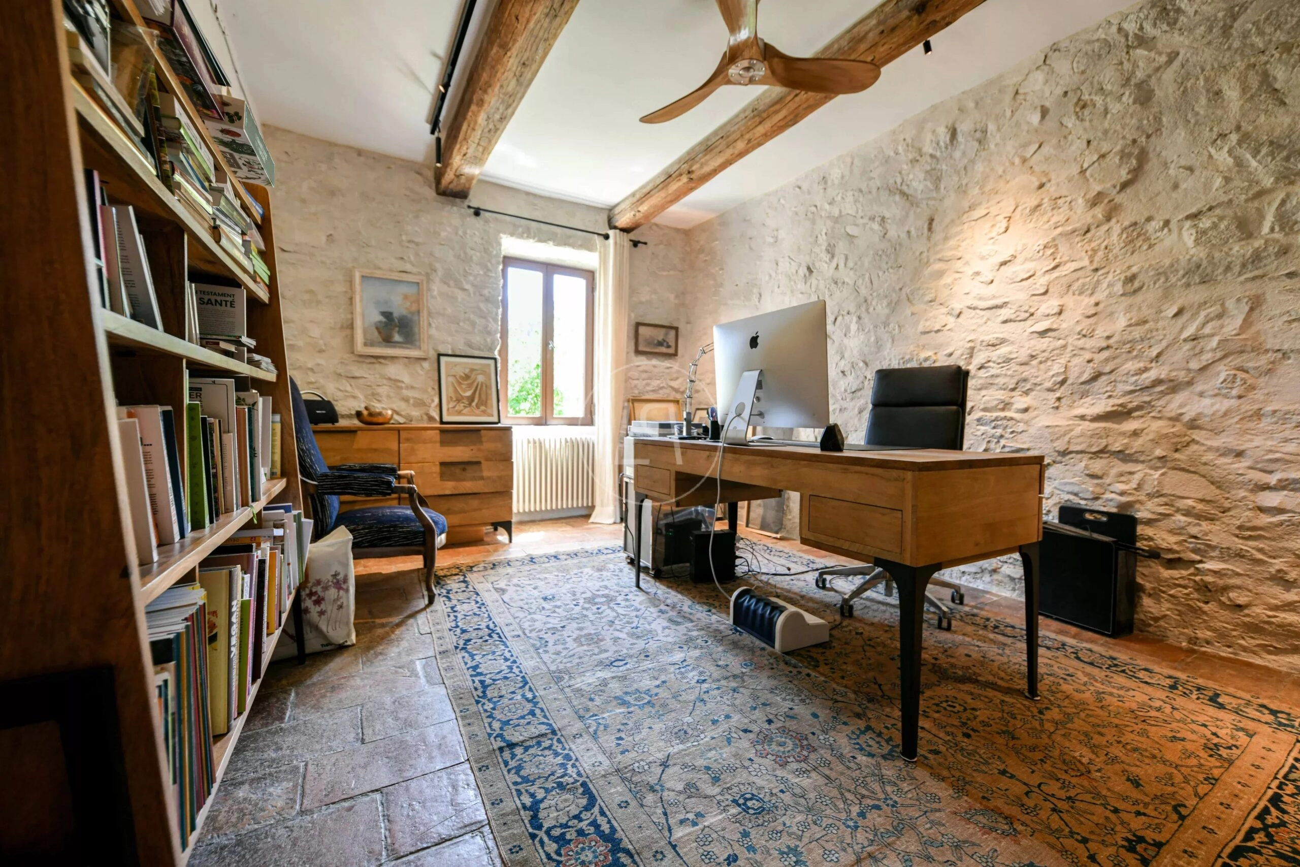 Rustikales Home-Office mit Natursteinwänden
