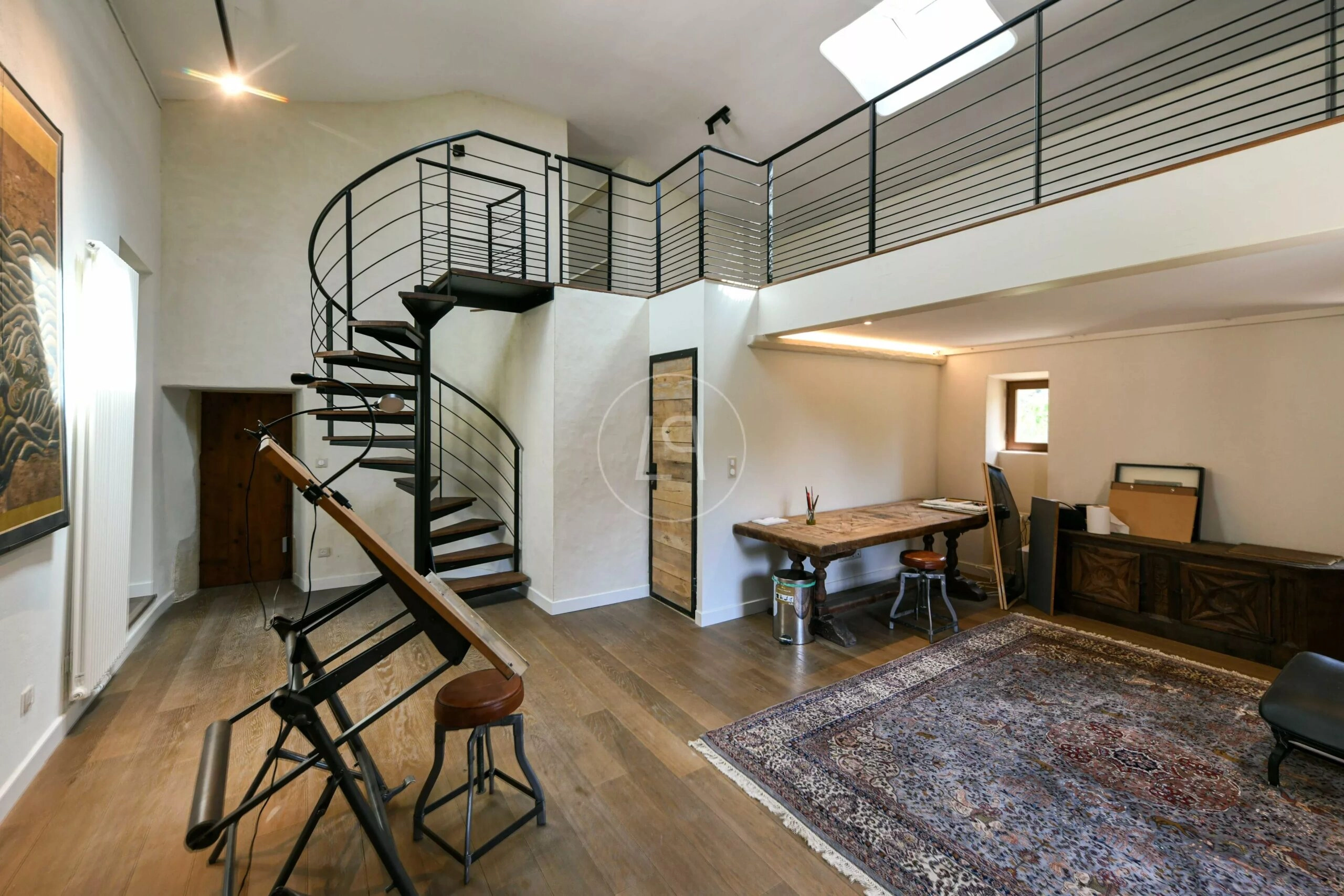 Galerieraum mit Wendeltreppe