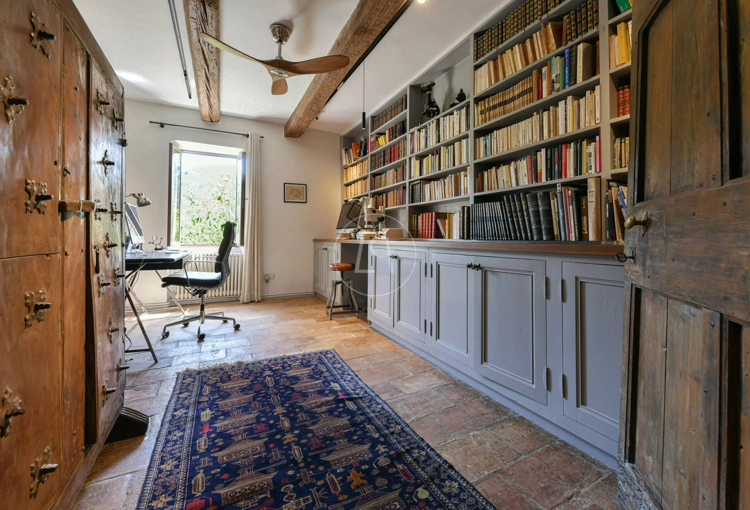 Arbeitszimmer mit Bibliothekswand
